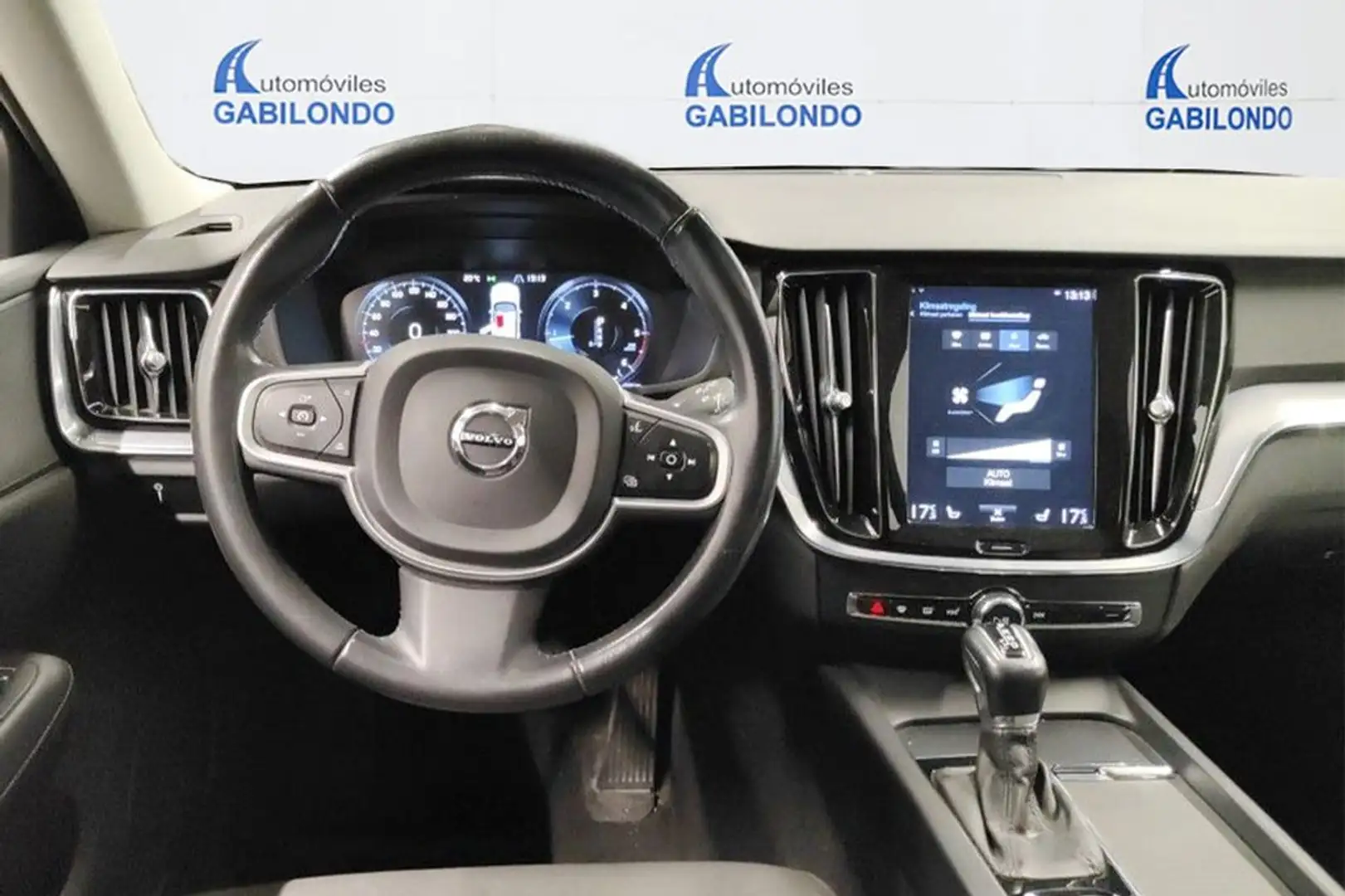 Volvo V60 2.0 D3 Momentum Pro Auto Noir - 2