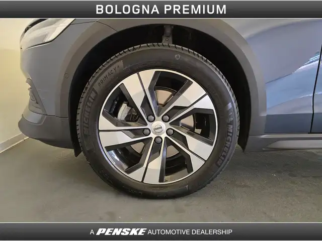 Volvo V60 Cross Country view 9