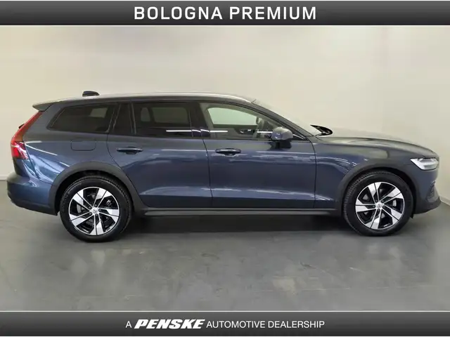Volvo V60 Cross Country view 6