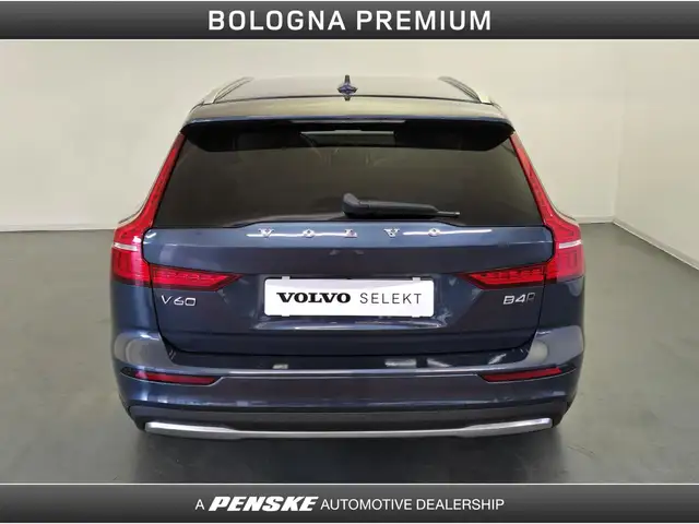Volvo V60 Cross Country view 7