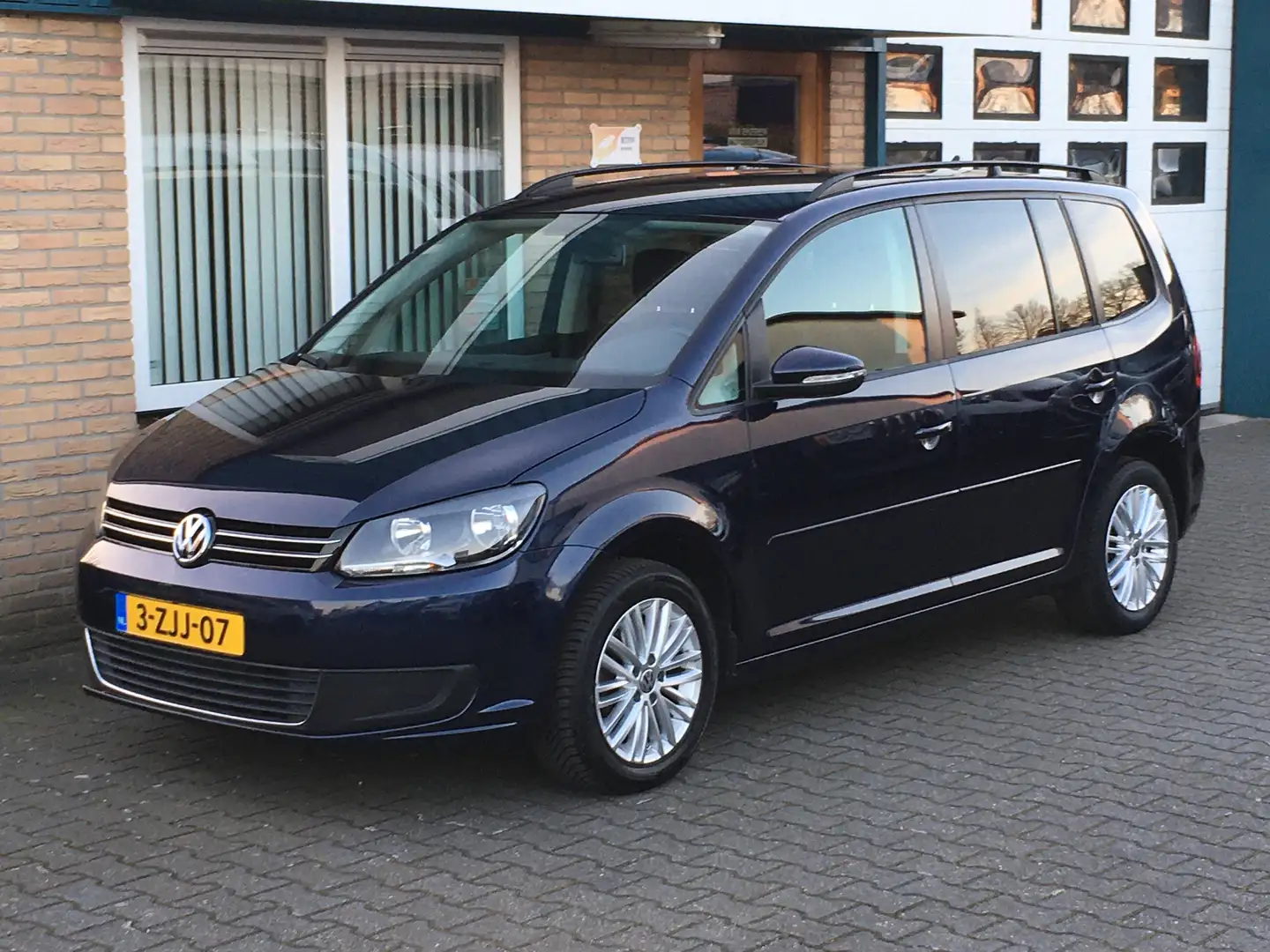 Volkswagen Touran 1.6 TDI Edition Automaat 7 persoons Blauw - 1