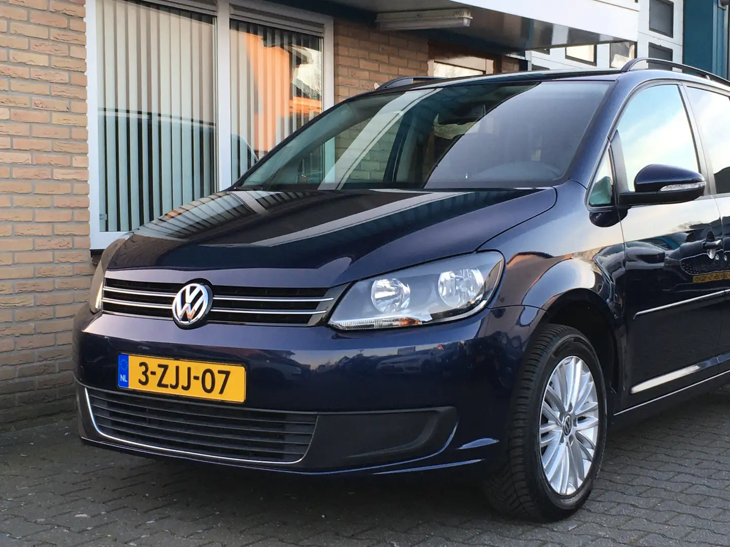 Volkswagen Touran 1.6 TDI Edition Automaat 7 persoons Blauw - 2