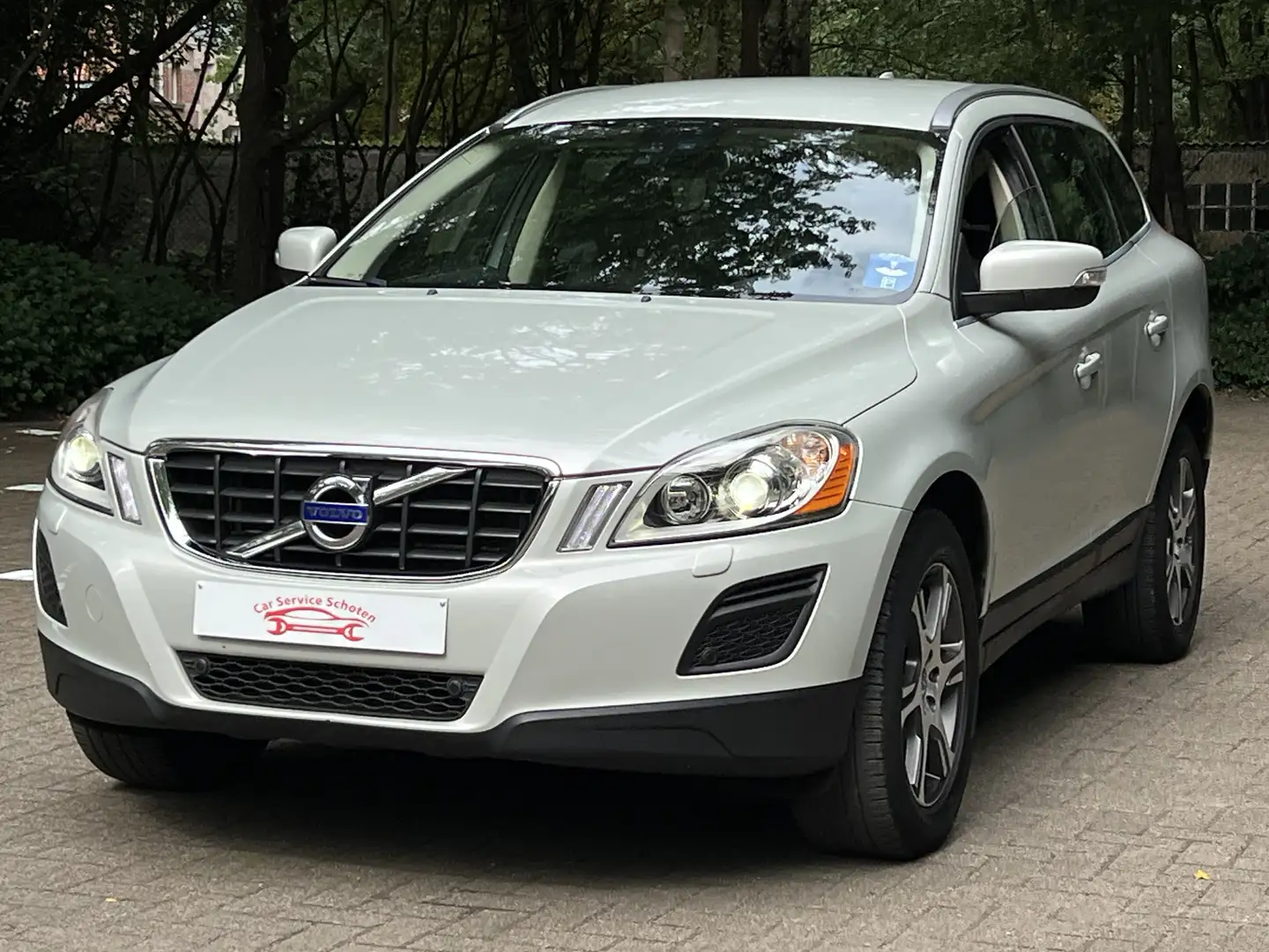 Volvo XC60 2.0T Powershift Momentum benzine Бежевый - 1