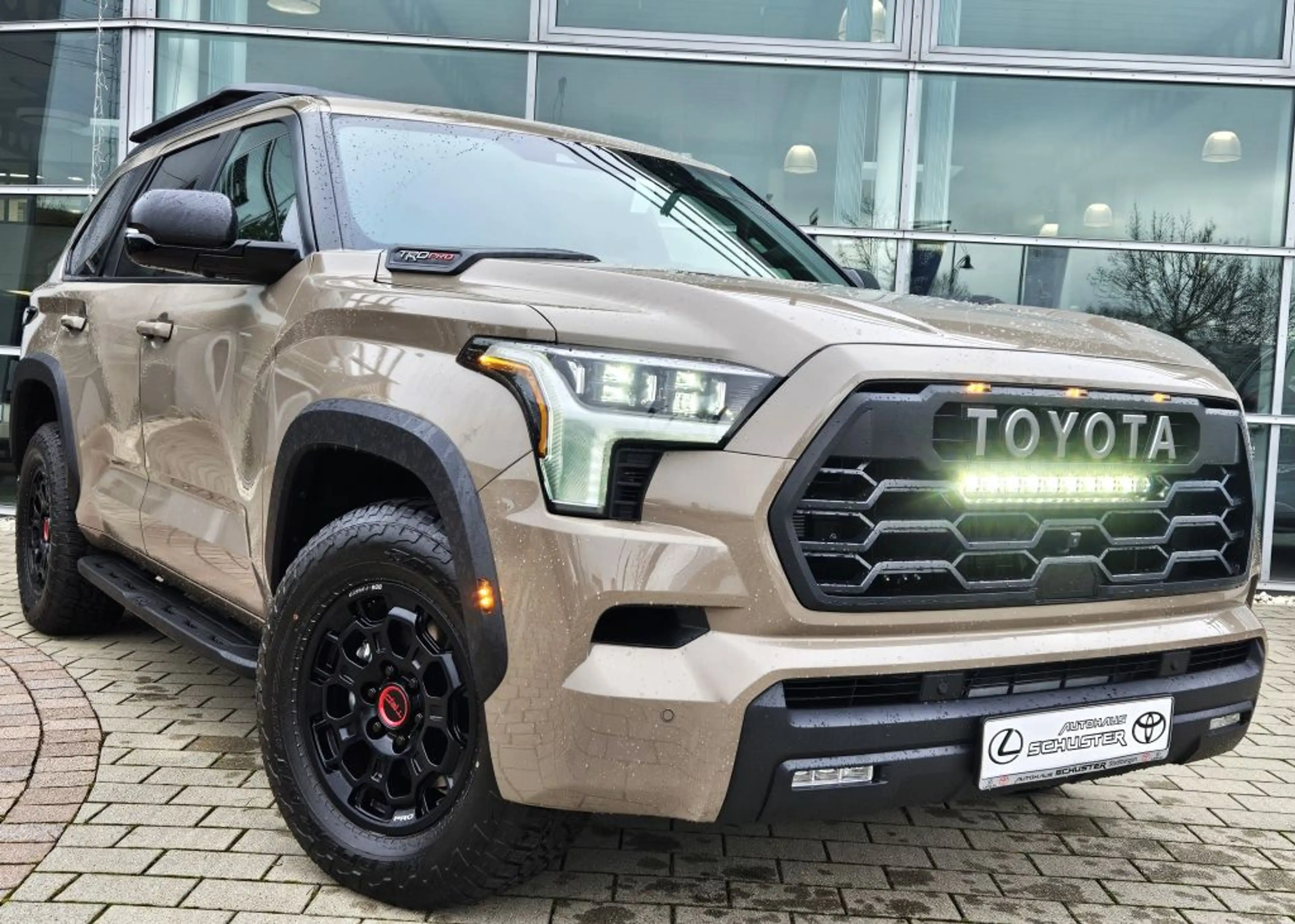 Toyota Land Cruiser Sequoia — photo 2