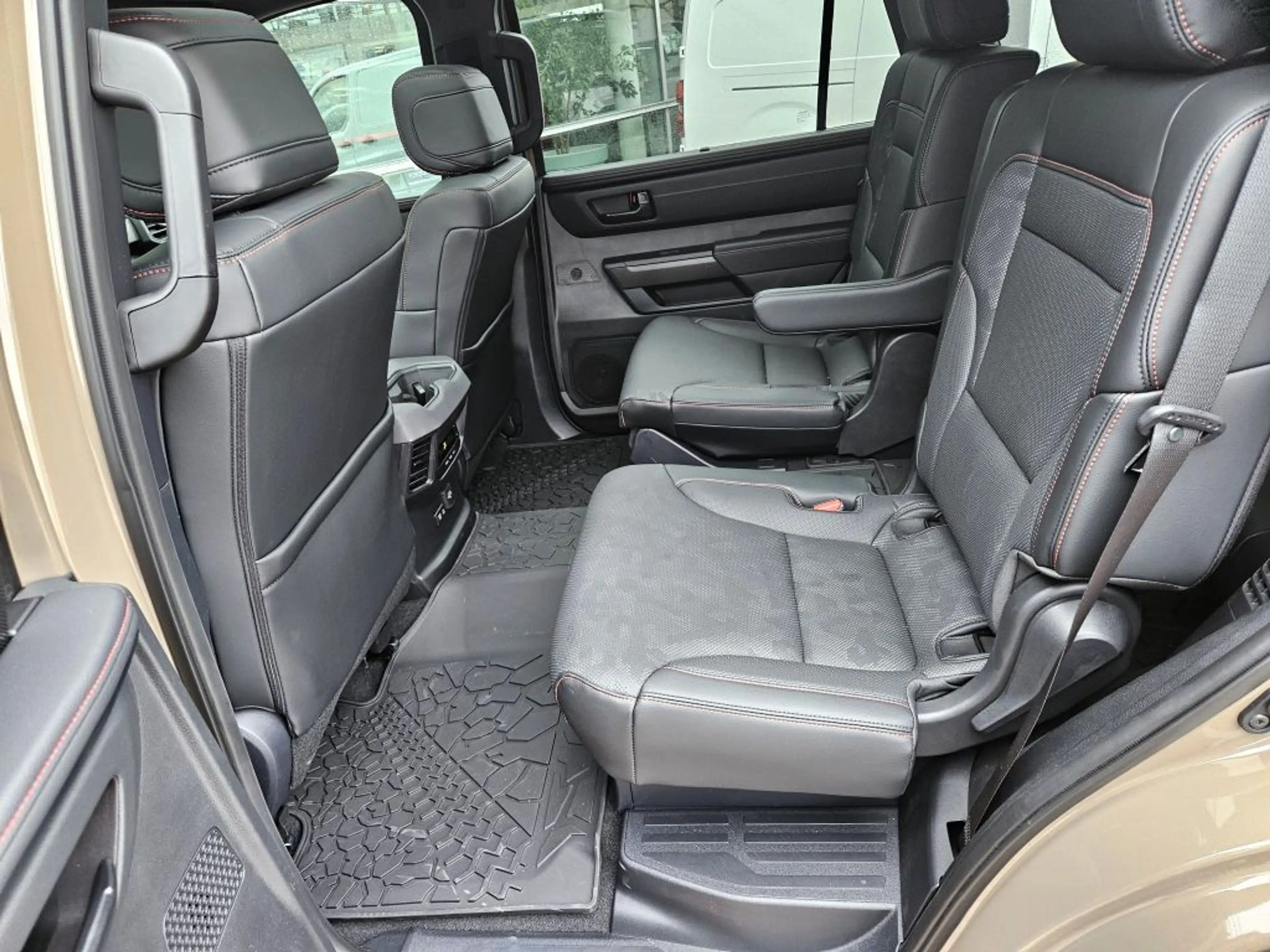 Toyota Land Cruiser Sequoia — photo 10