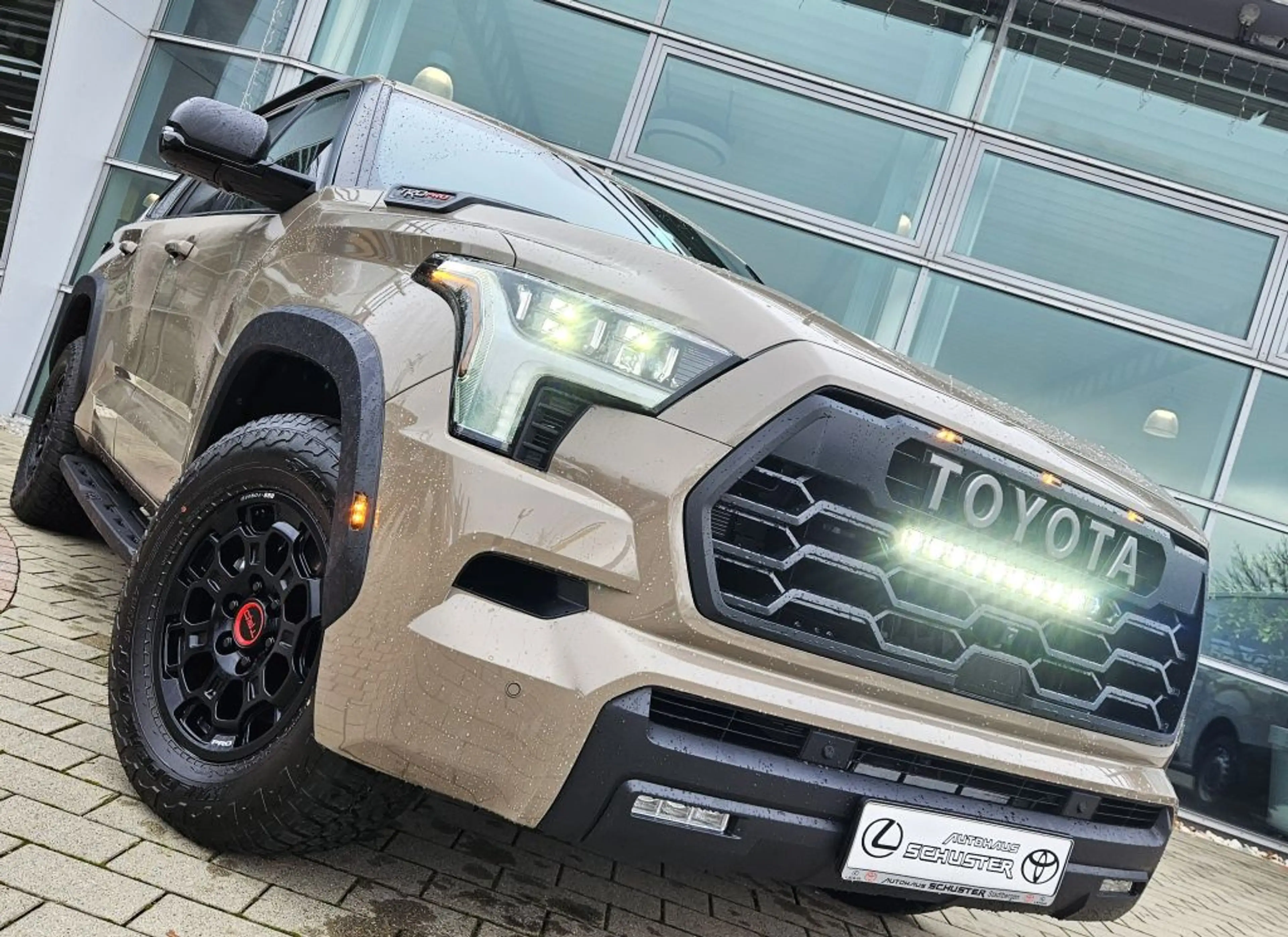 Toyota Land Cruiser Sequoia — photo 4