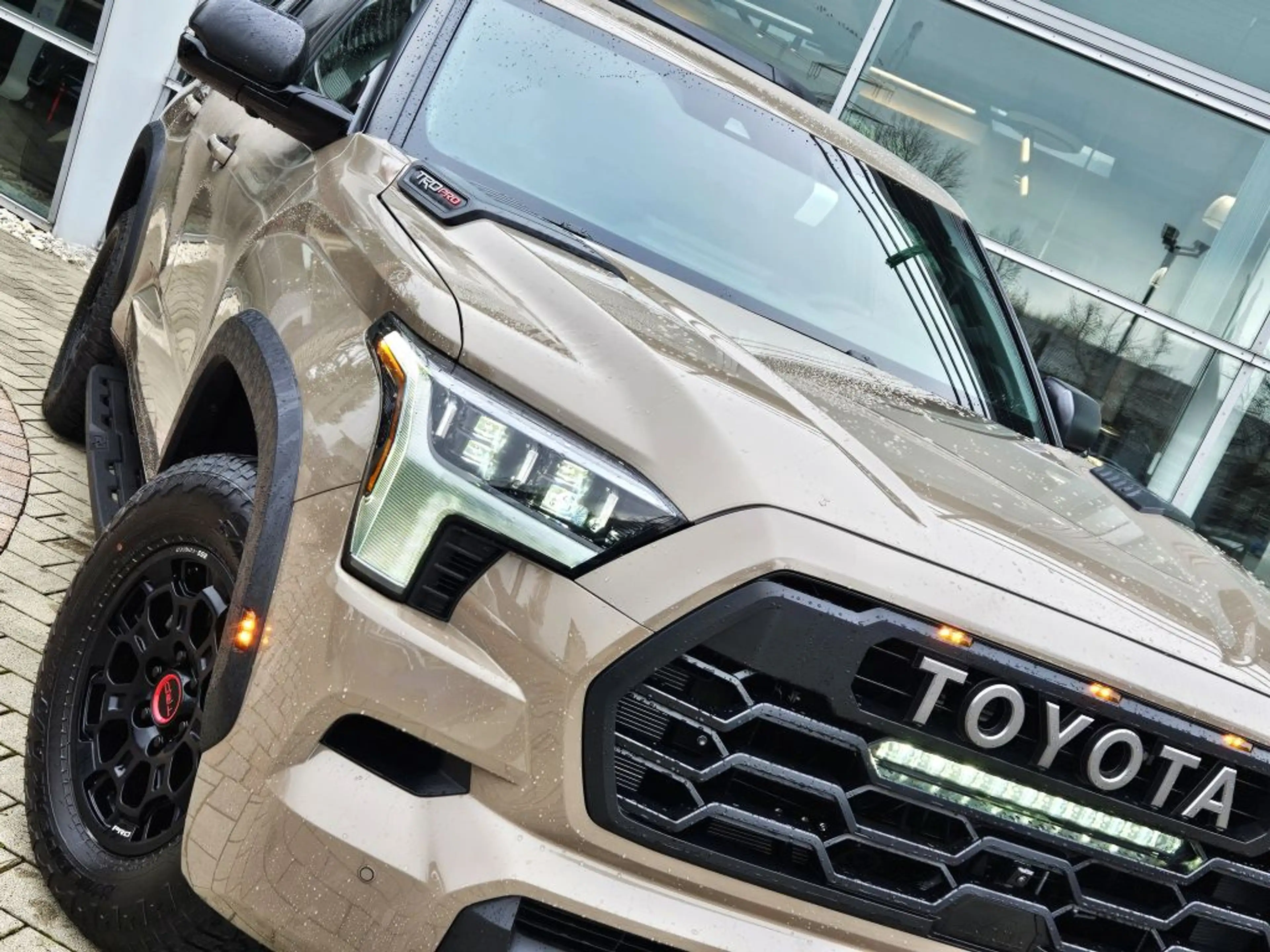 Toyota Land Cruiser Sequoia — photo 3