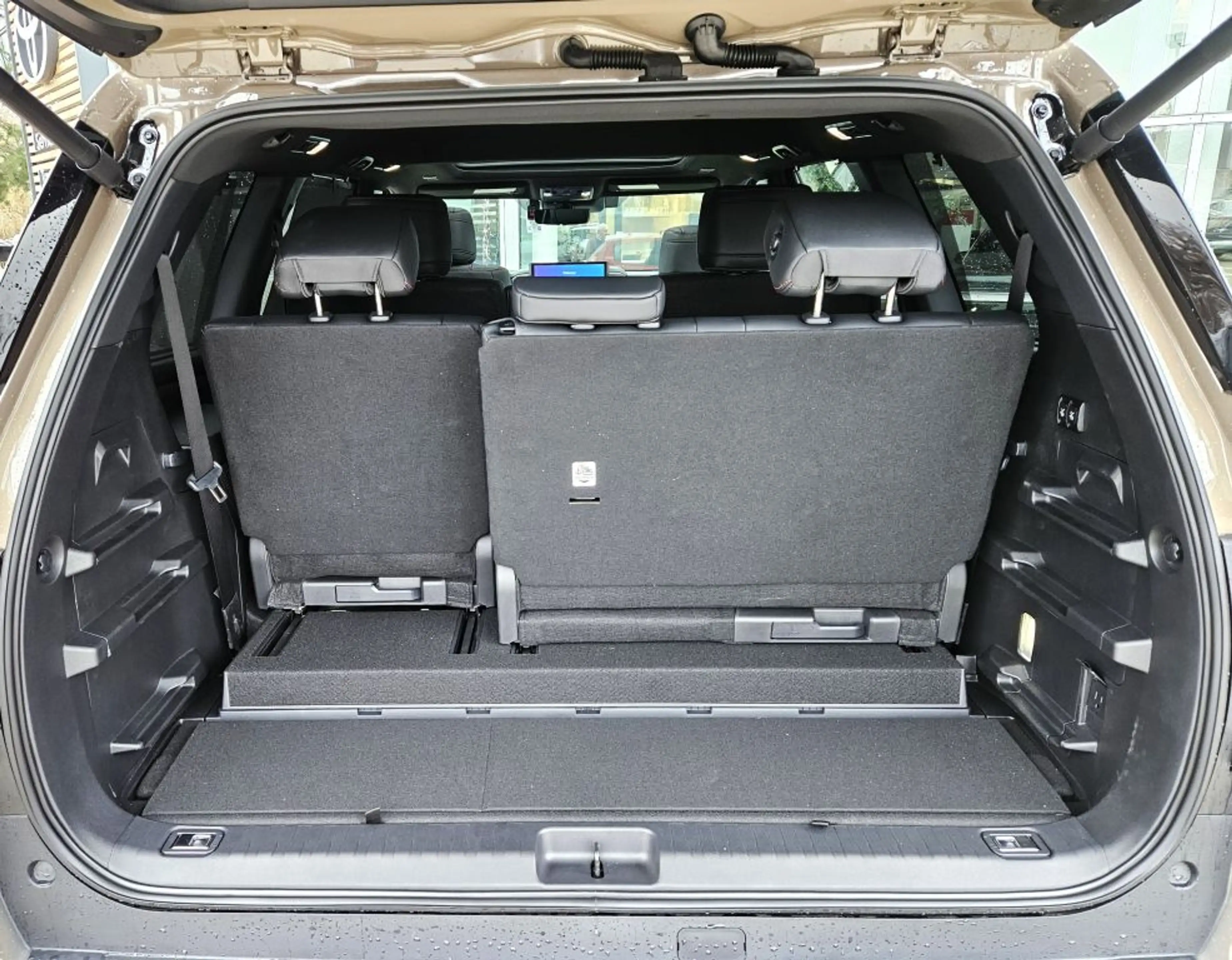 Toyota Land Cruiser Sequoia — photo 13