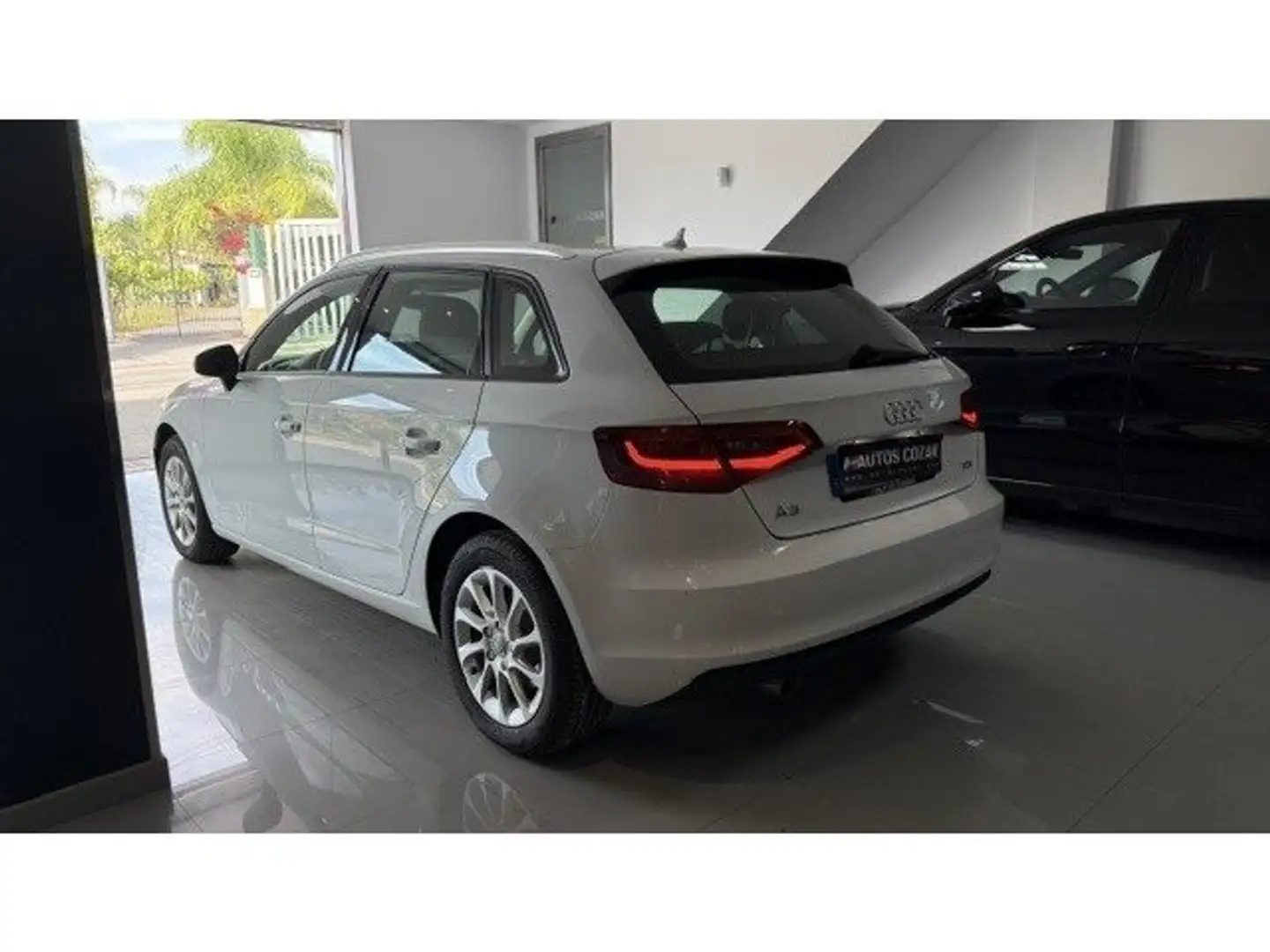 Audi A3 Sportback 1.6TDI CD Attraction S-T Blanco - 2