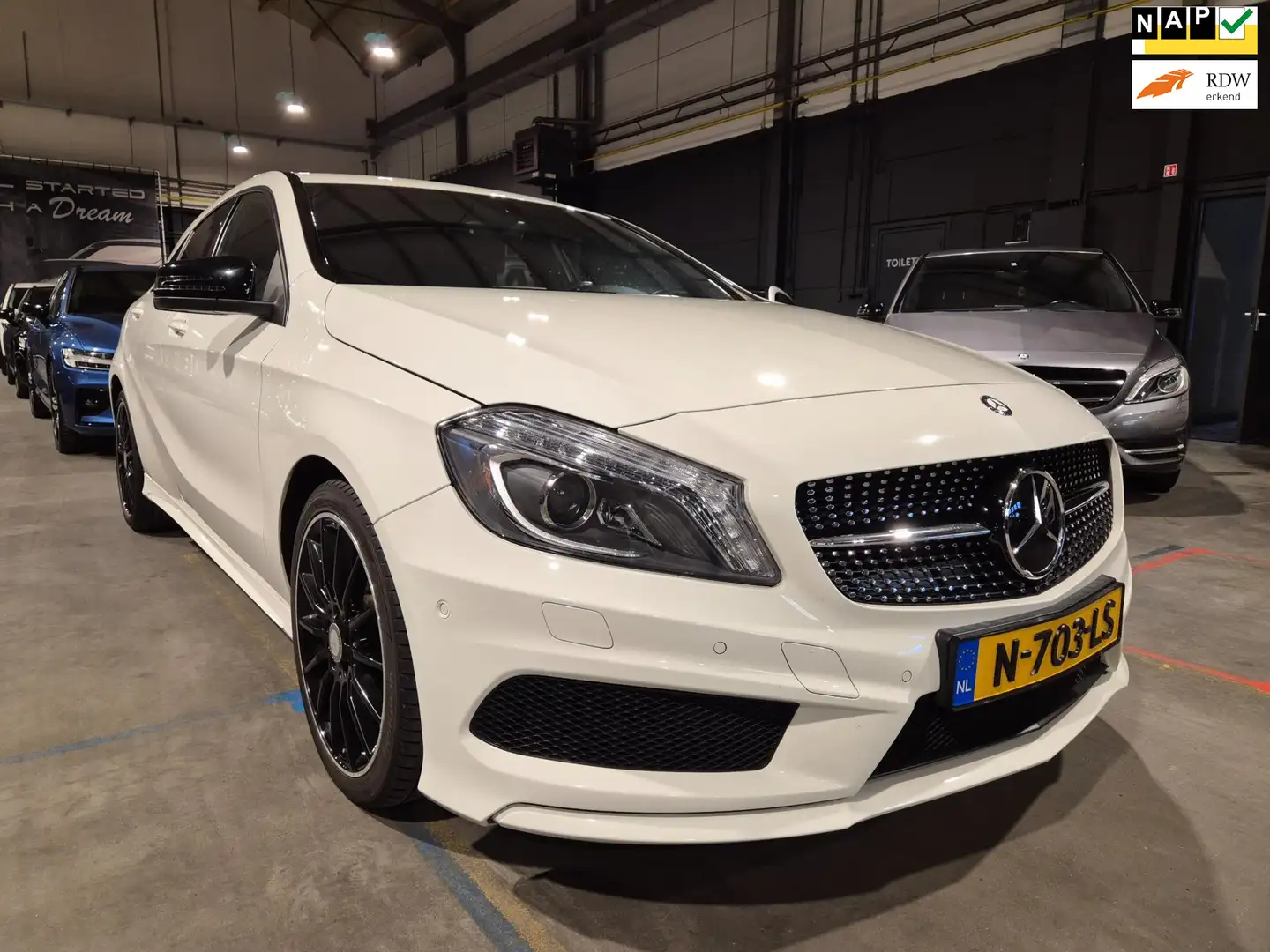 Mercedes-Benz A 180 Ambition - AMG Pakket - Clima - Cruise - Navigatie Wit - 1