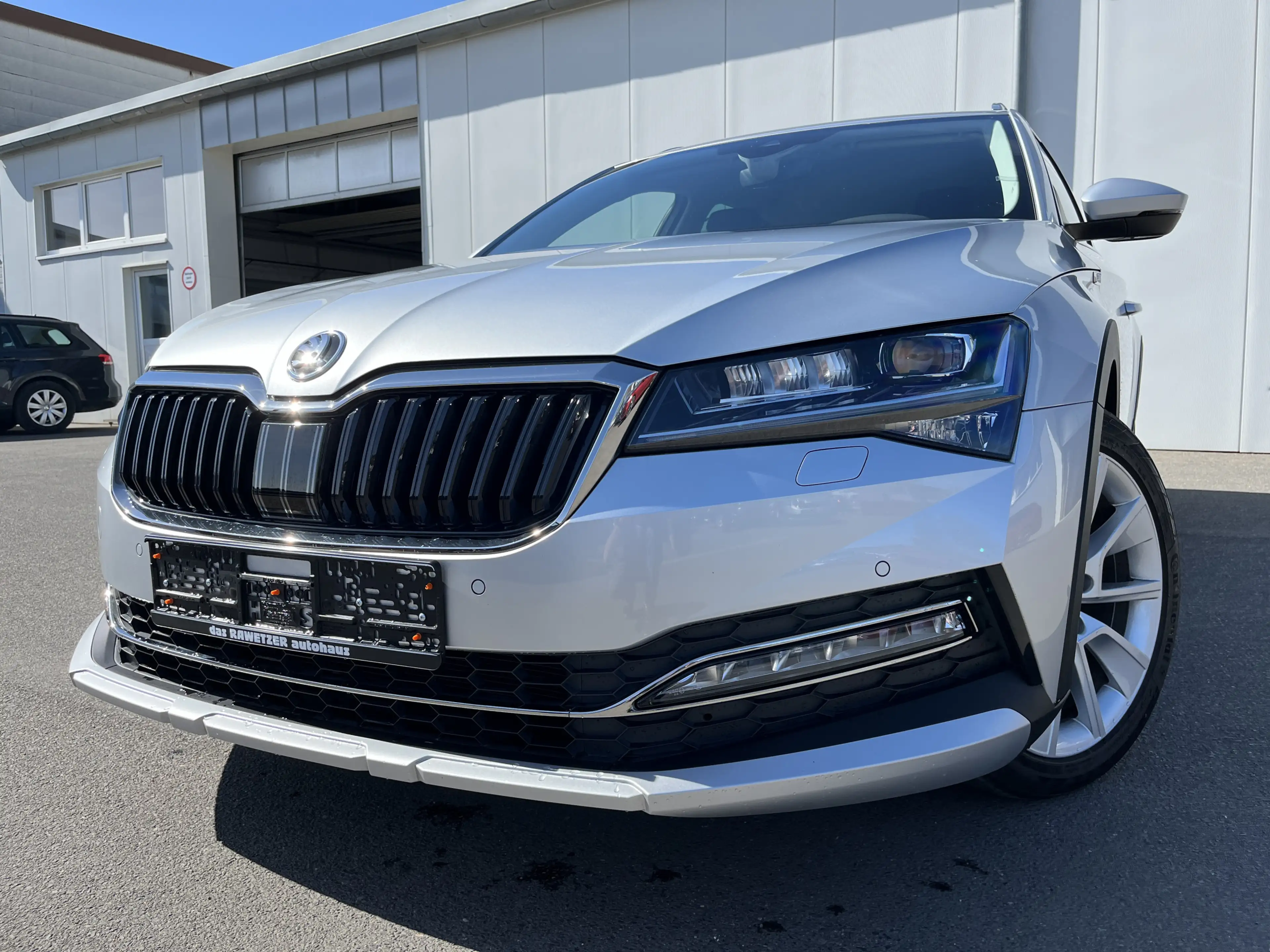 Skoda Superb SCOUT 2.0 TDI DSG 150€ m.20% Anz. 18 Navi Memory