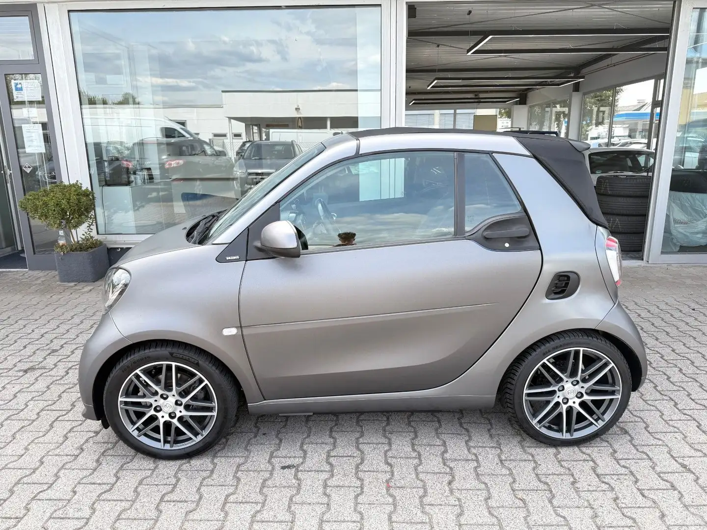 smart forTwo cabrio BRABUS *NAVI*JBL*SITZH*KAMERA*ALLW Gris - 2