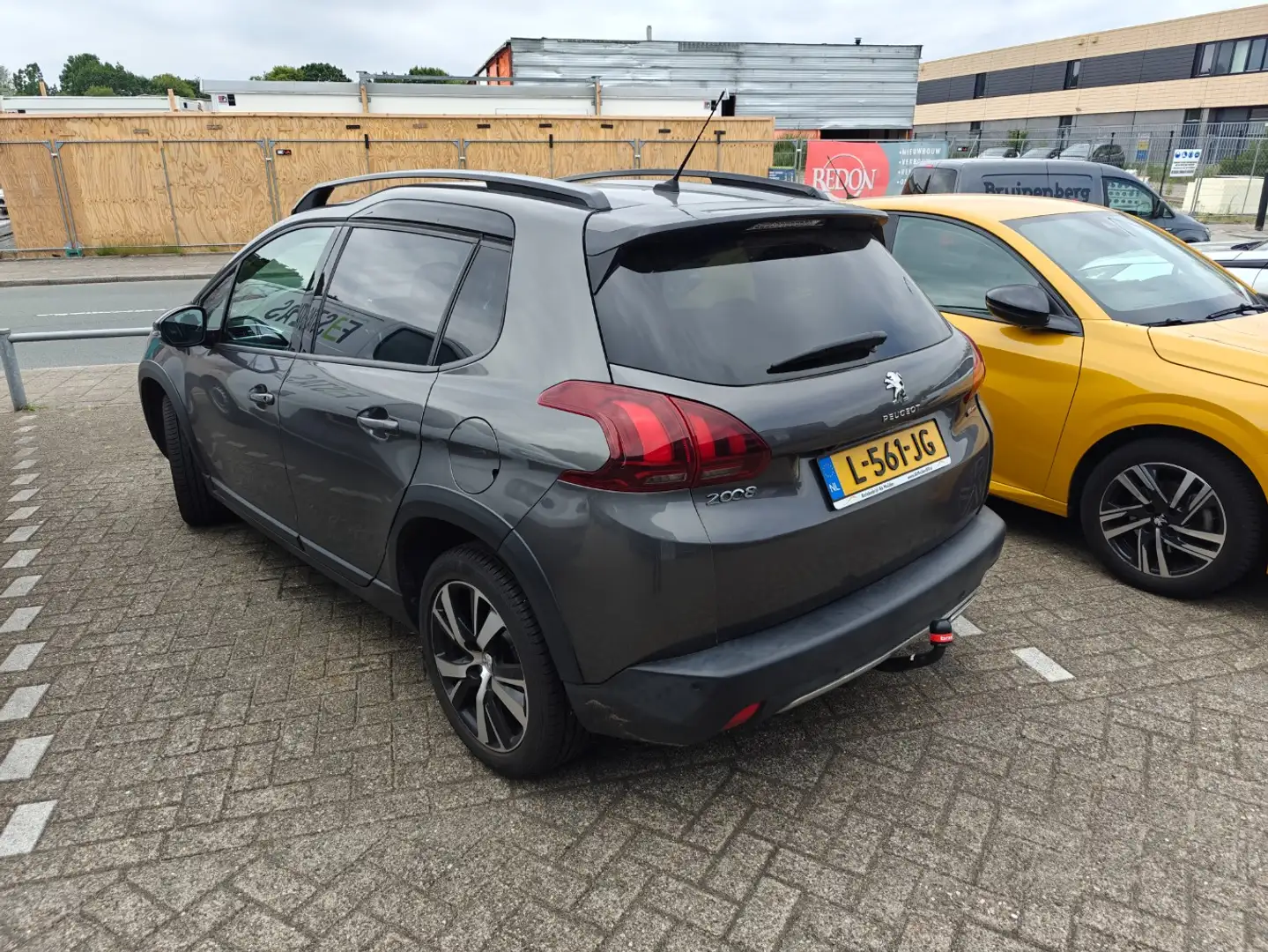 Peugeot 2008 1.2 PureTech GT-Line | Achterbank in delen neerkla Grijs - 2