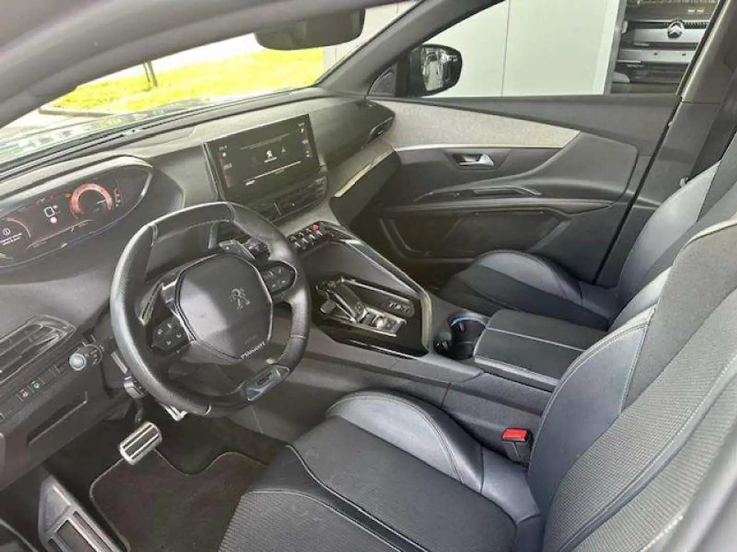 Peugeot 5008 GT / EAT8 / 7 Places / Toit ou Šedá - 2