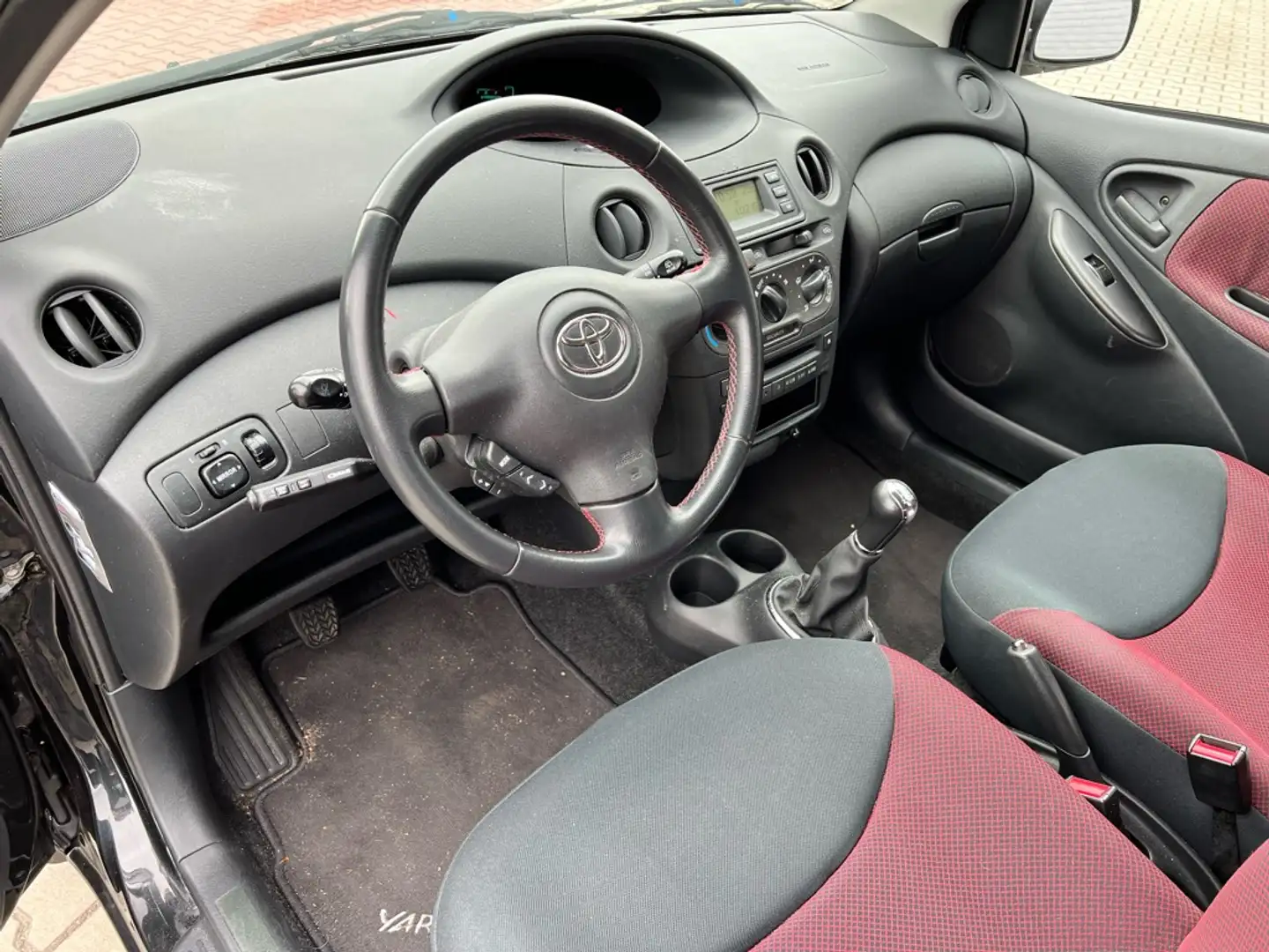 Toyota Yaris 1.3 16v VVT-i S-Line 5-deurs | Airco | Trekhaak | Negro - 2