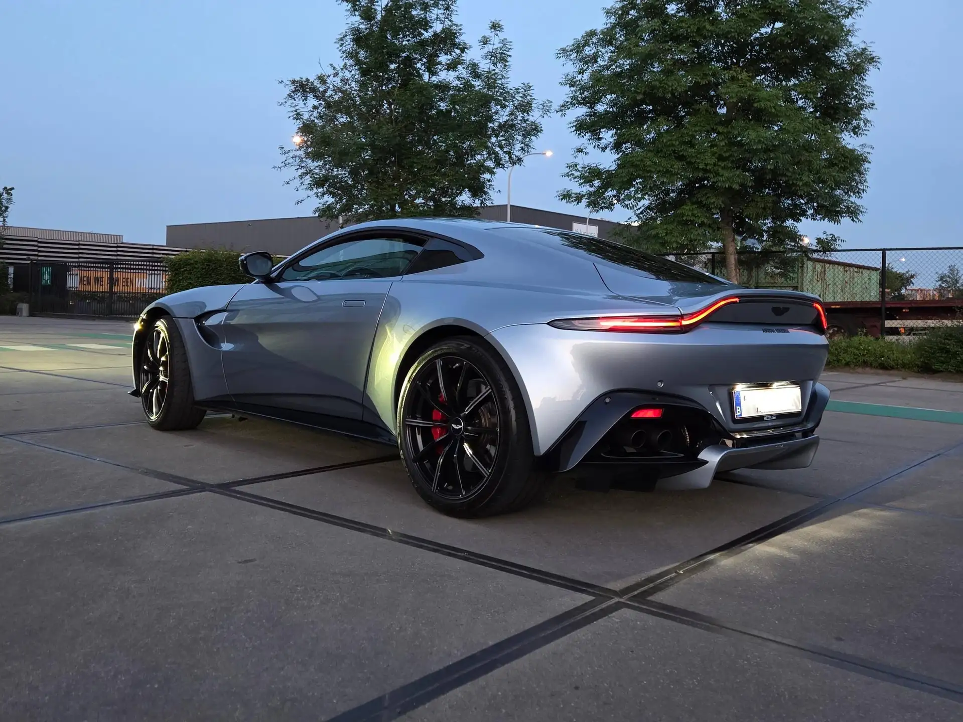 애스턴마틴 밴티지 Coupe 2019 은색 사진 6