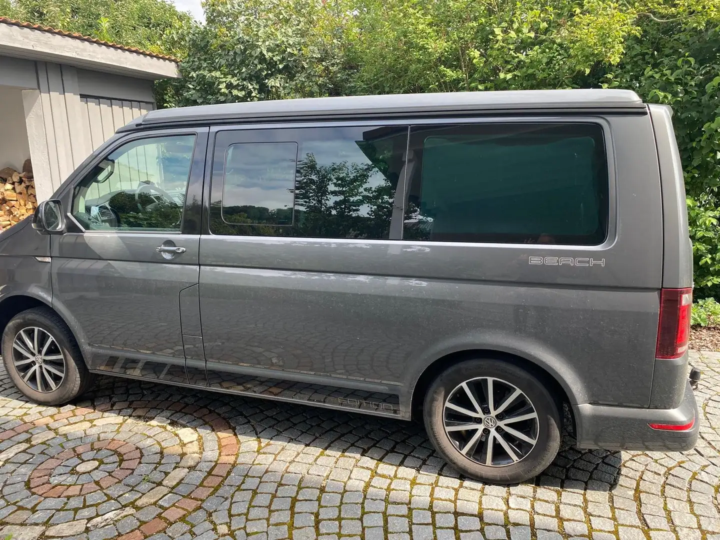 Volkswagen T6 California Beach Edition Grau - 1