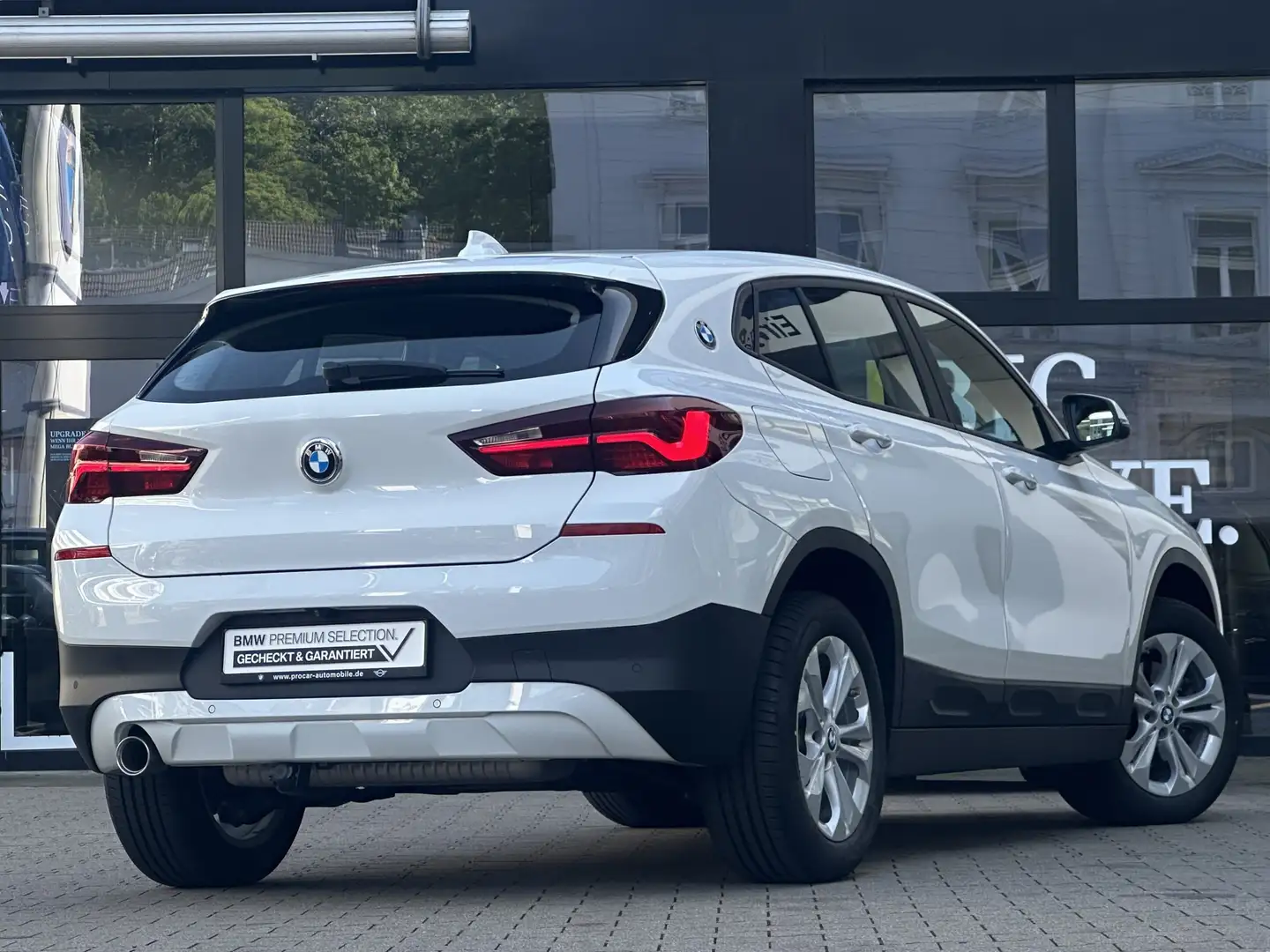 BMW X2 sDrive18i LED Aut. PA RFK PDC Tempomat DAB Weiß - 2