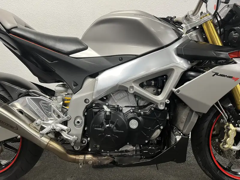 Aprilia Tuono - foto 7