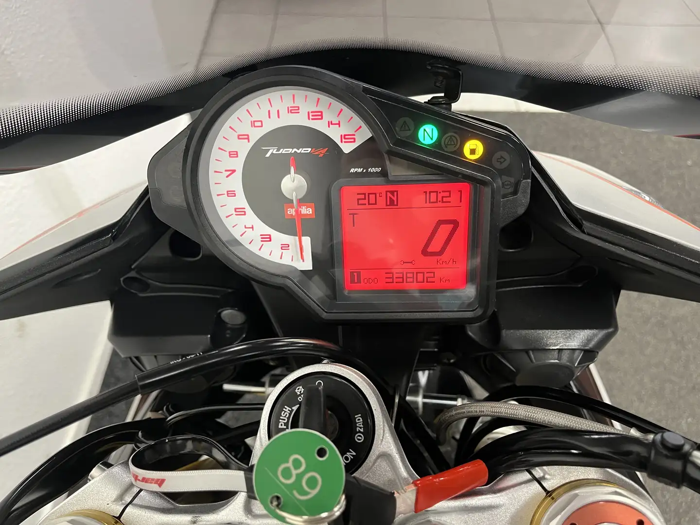 Aprilia Tuono V4 Plateado - 2