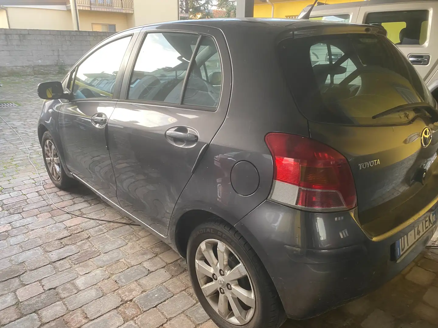 Toyota Yaris Yaris II 2005 5p 1.0 Now Gris - 2