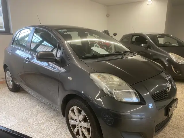 Toyota Yaris Yaris II 2005 5p 1.0 Now