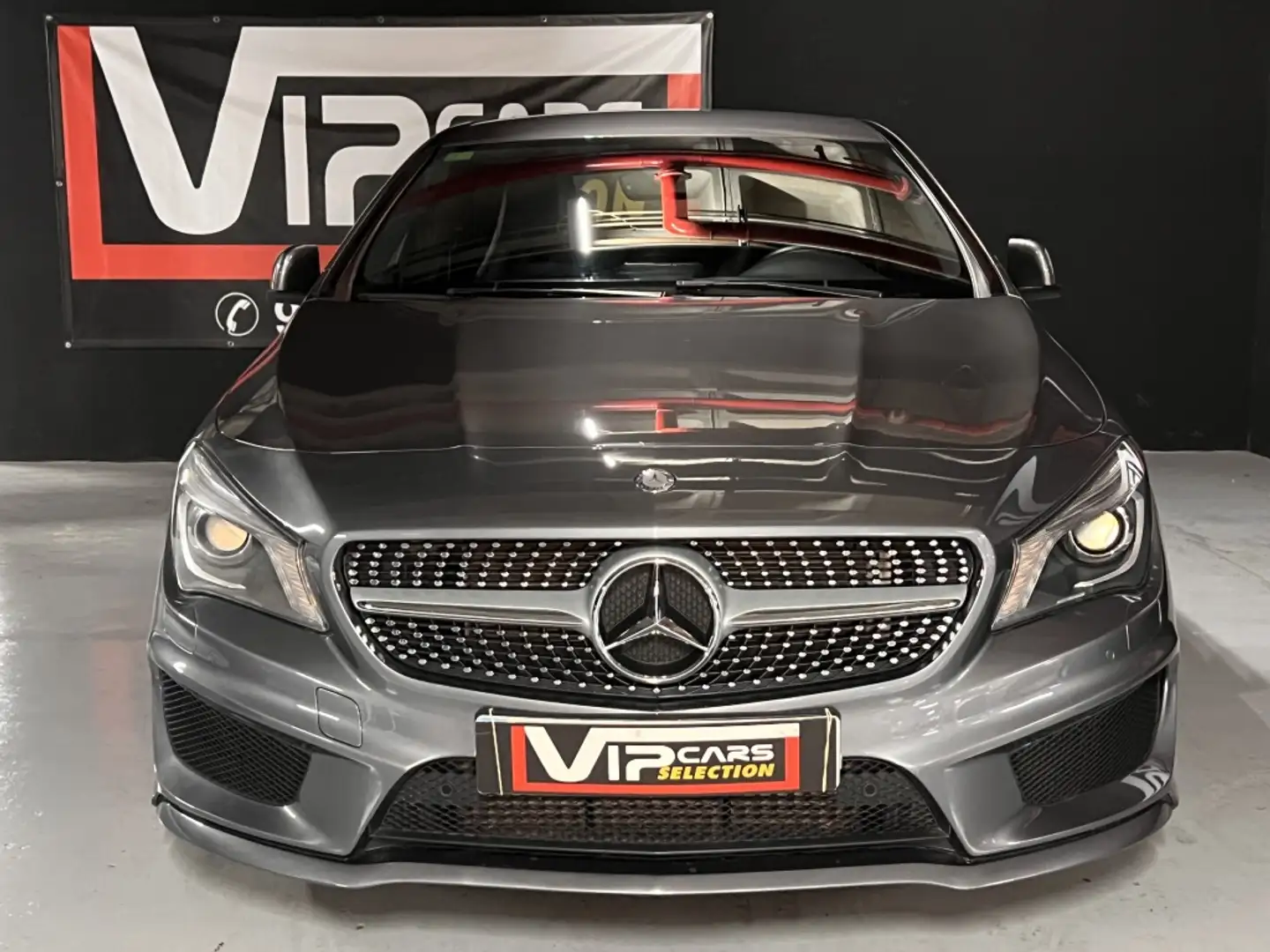 Mercedes-Benz CLA 200 AMG Line Gris - 2