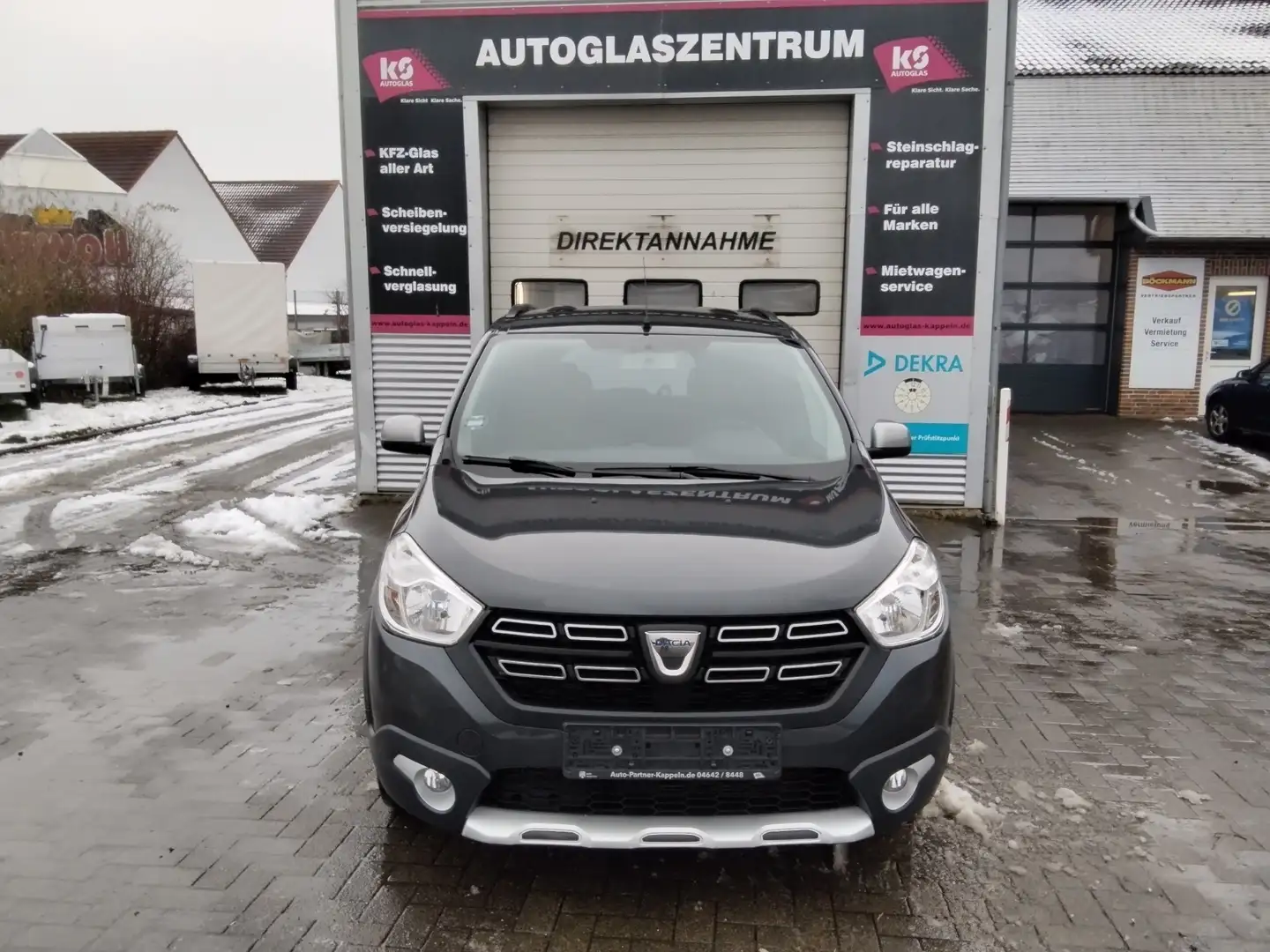 Dacia Lodgy 1.2 TCe Stepway Celebration/1.Hnd./SHZG/RFK+PDC/BT Grau - 2