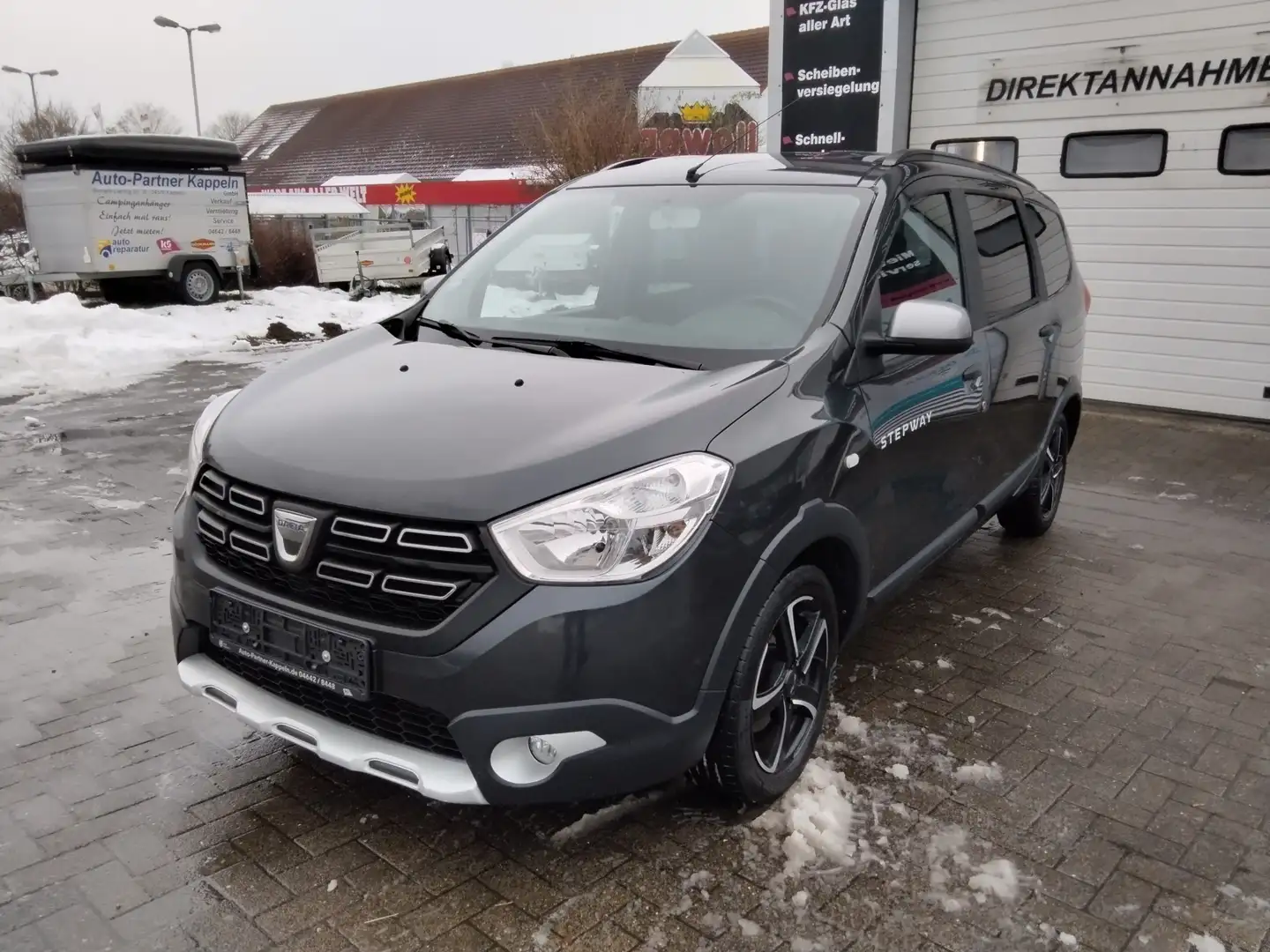 Dacia Lodgy 1.2 TCe Stepway Celebration/1.Hnd./SHZG/RFK+PDC/BT Grau - 1