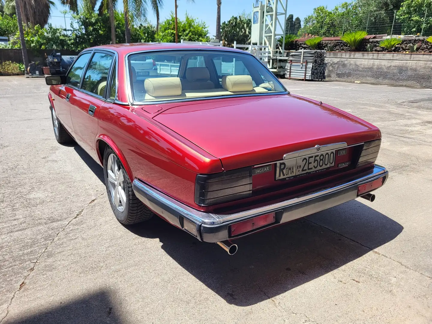 Jaguar XJ40 - 2
