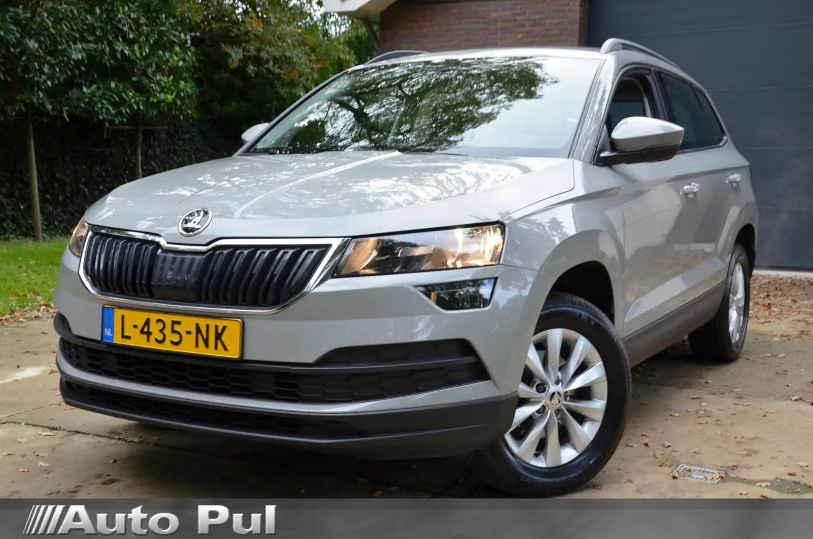 Skoda Karoq 1.5 TSI ACT Business Edition Automaat/Ecc/Pdc/Appl Grijs - 1