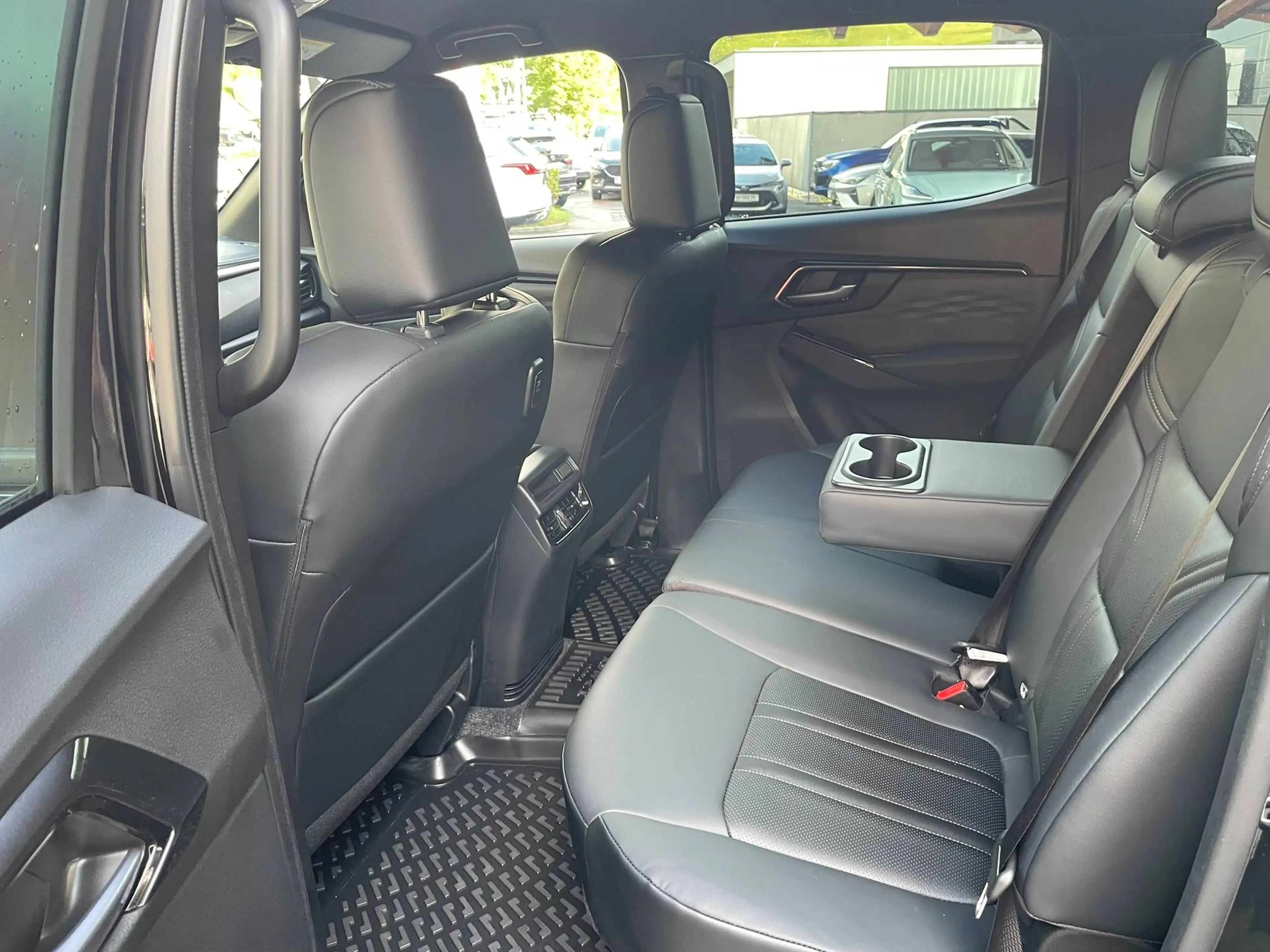 Isuzu D-Max V-Cross 2.2 163 PS 8-Gang Aut. 4WD LED Leder ohne Nova! — photo 10