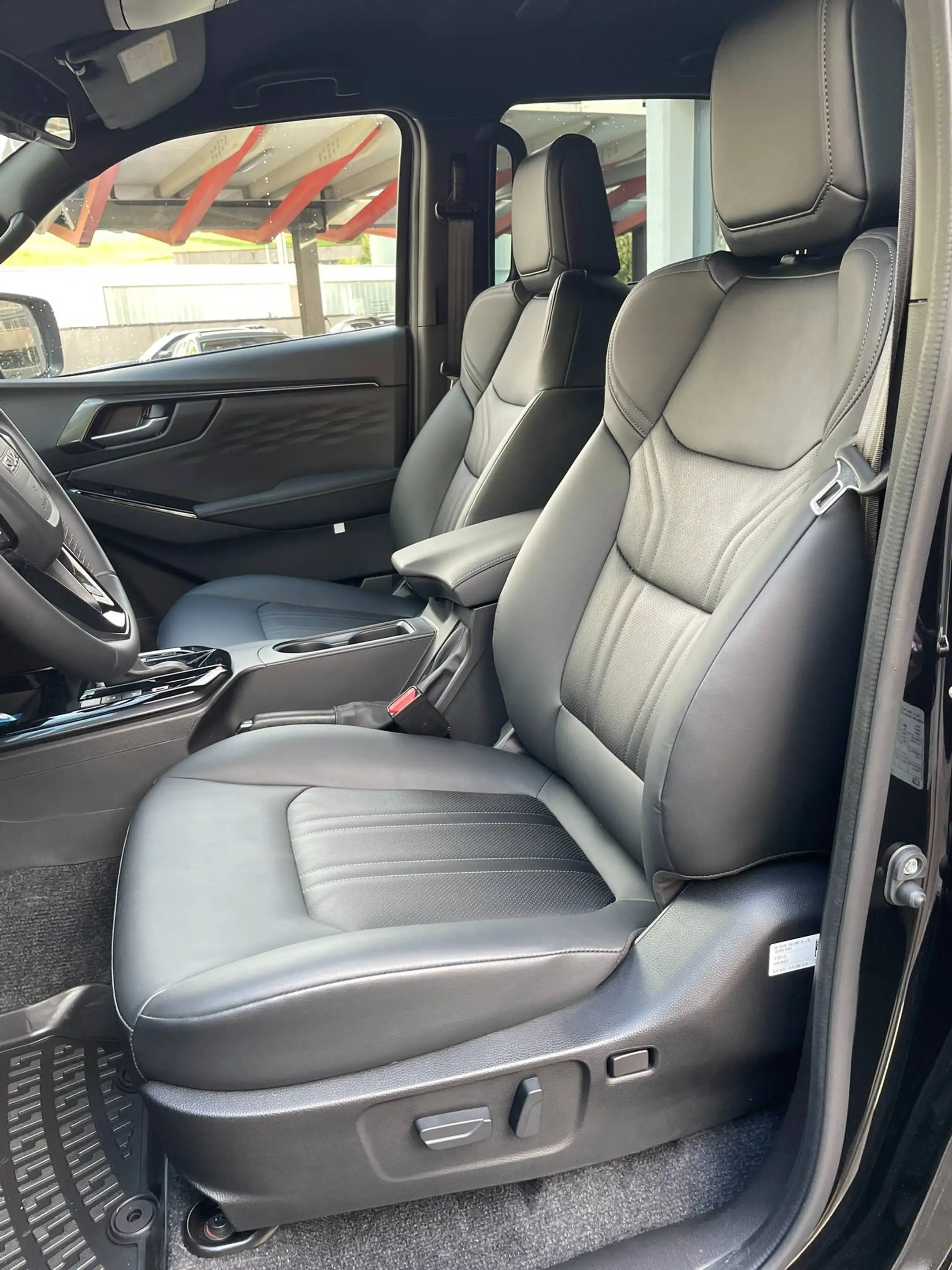 Isuzu D-Max V-Cross 2.2 163 PS 8-Gang Aut. 4WD LED Leder ohne Nova! — photo 9