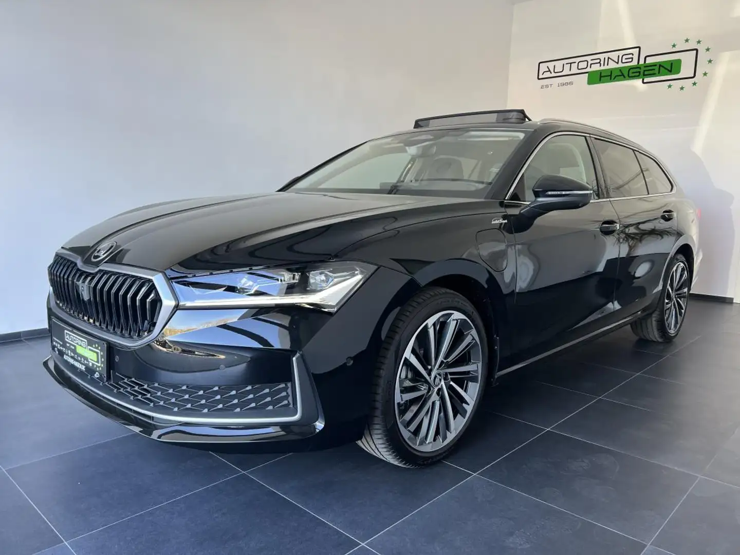 Skoda Superb iV Plug-in Hybrid L&K DSG 0,5% Vollausstattung! So Schwarz - 1
