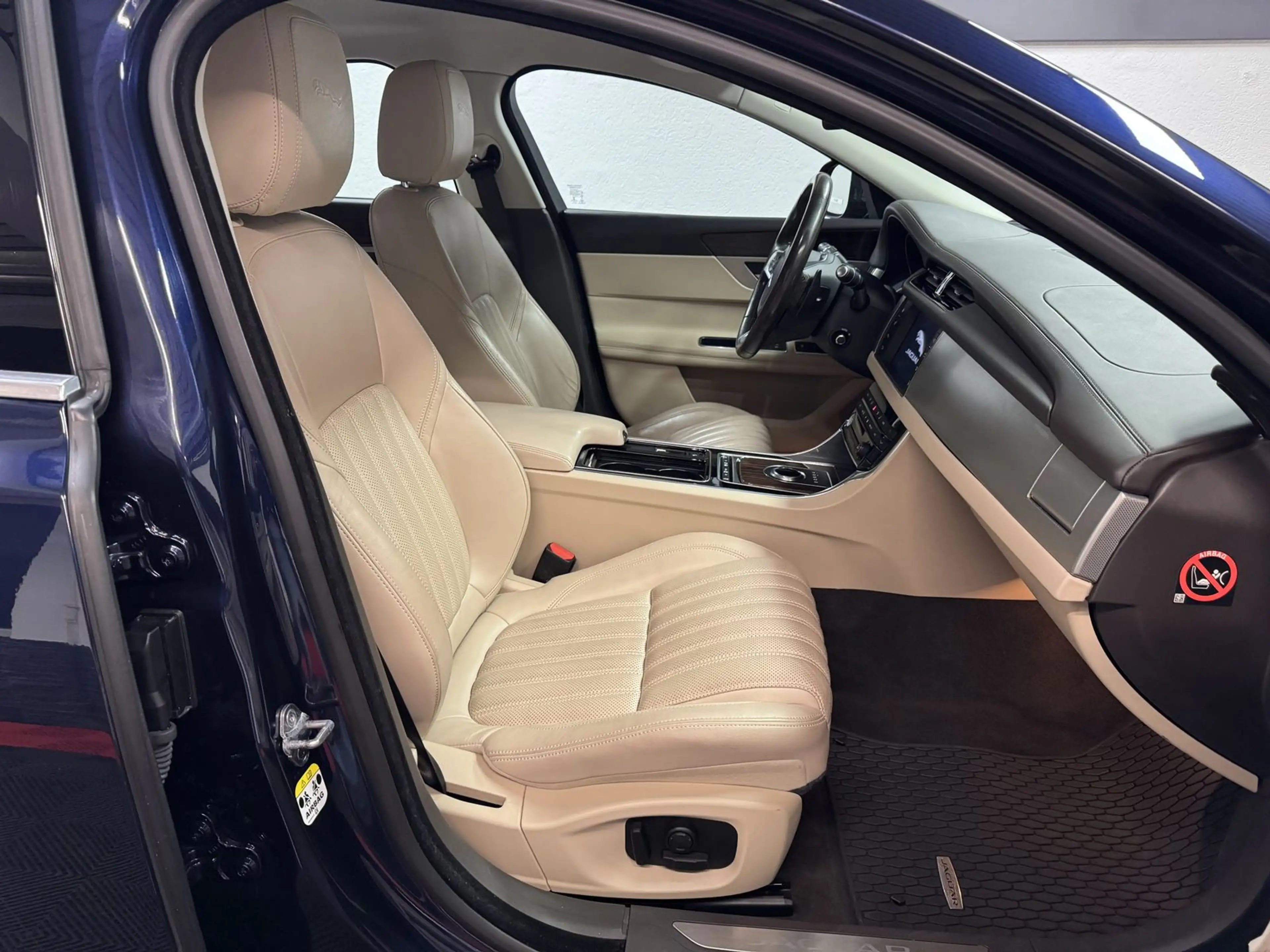 Jaguar XF Portfolio — photo 11