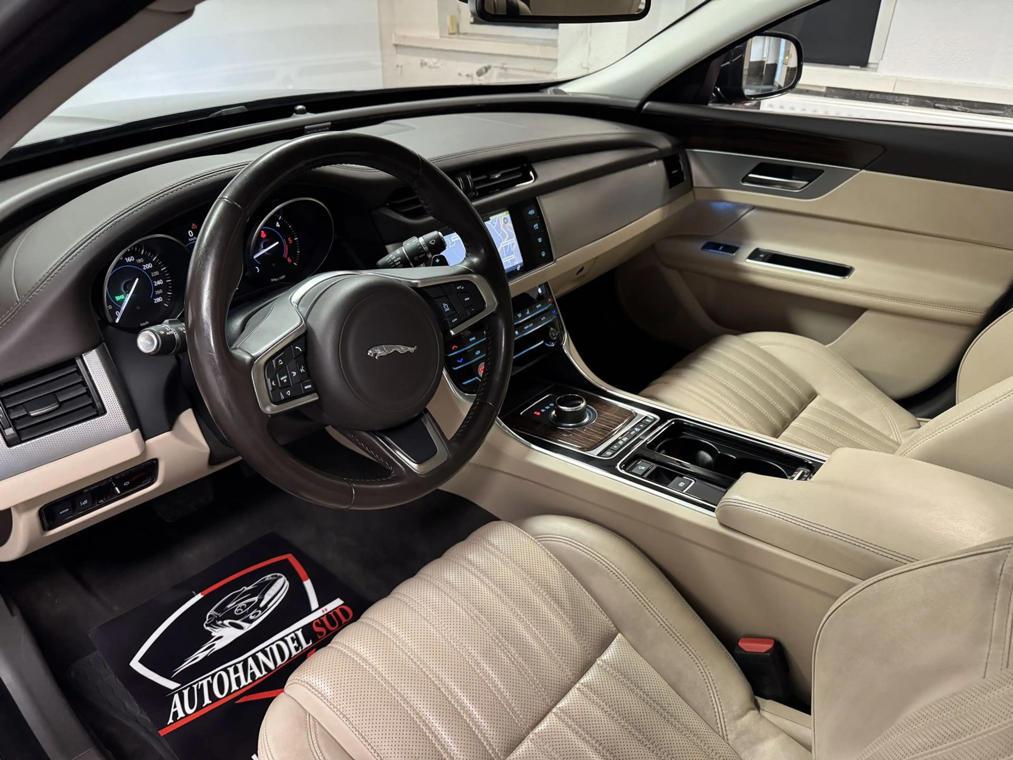 Jaguar XF Portfolio — photo 7
