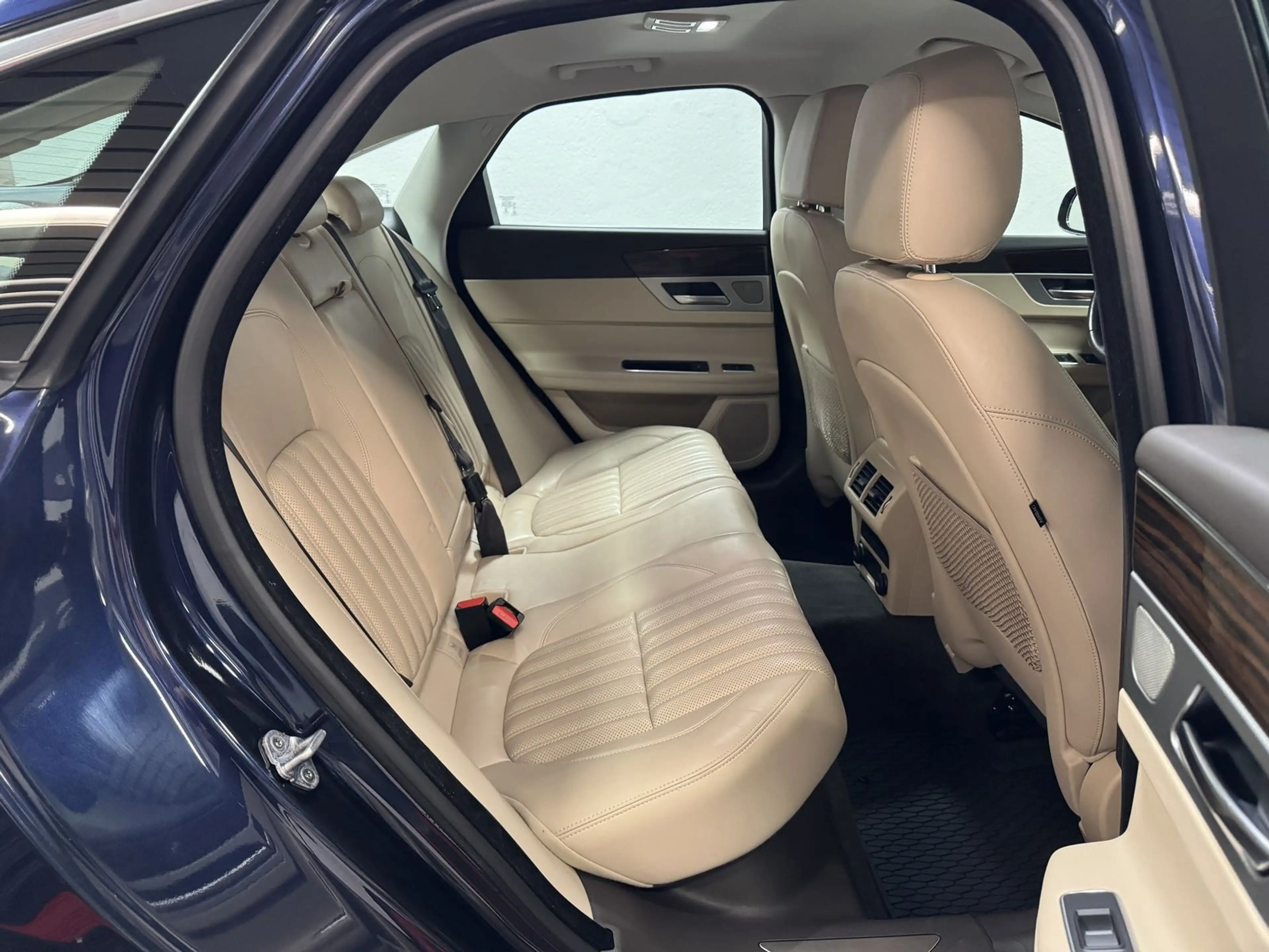 Jaguar XF Portfolio — photo 14