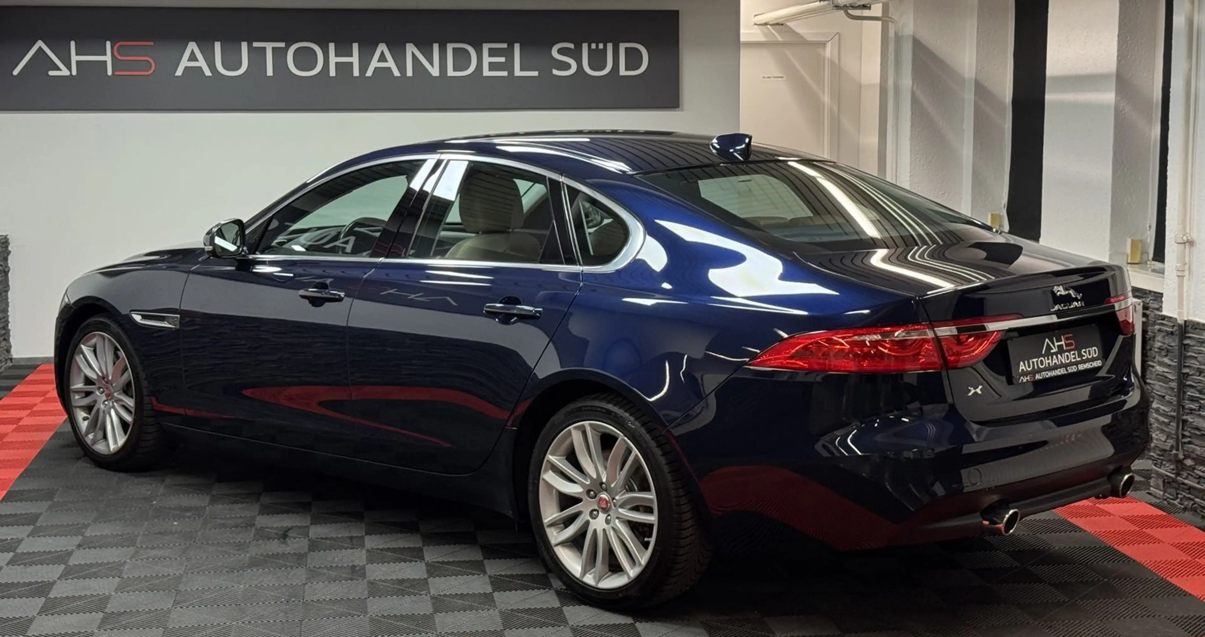 Jaguar XF Portfolio — photo 4