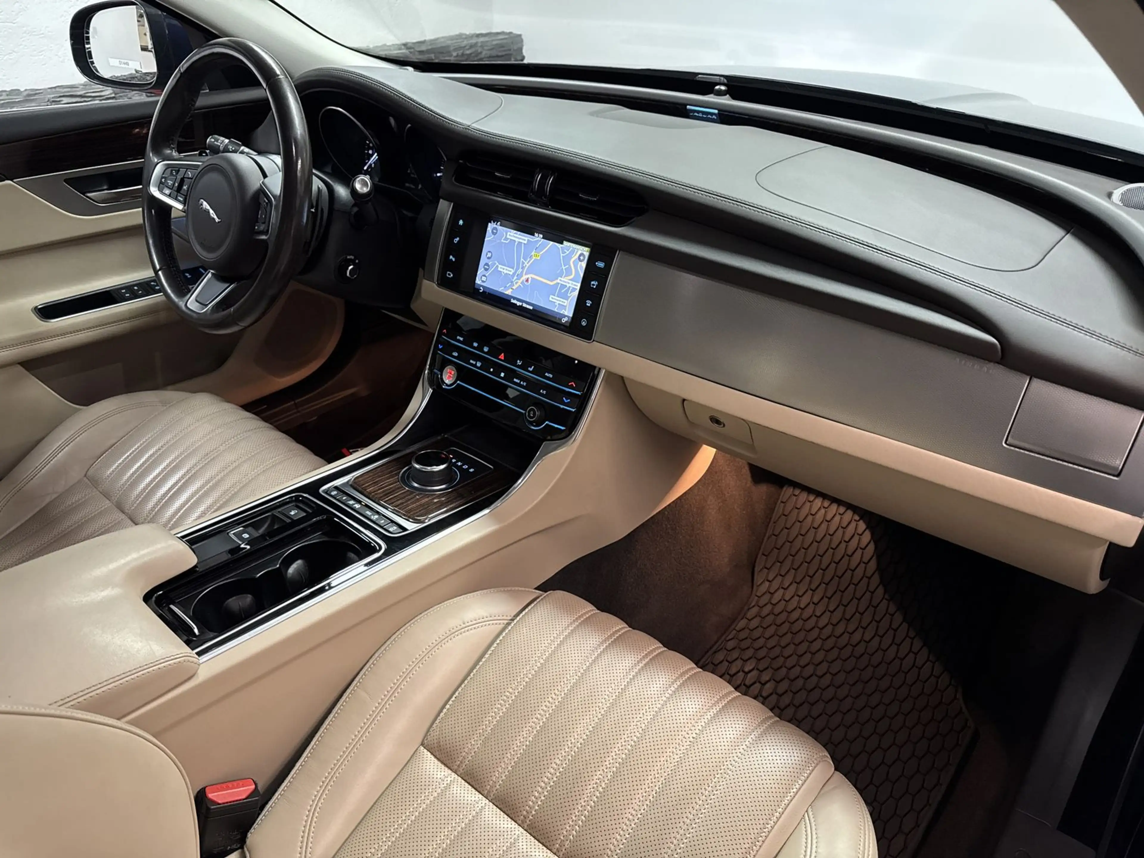 Jaguar XF Portfolio — photo 9