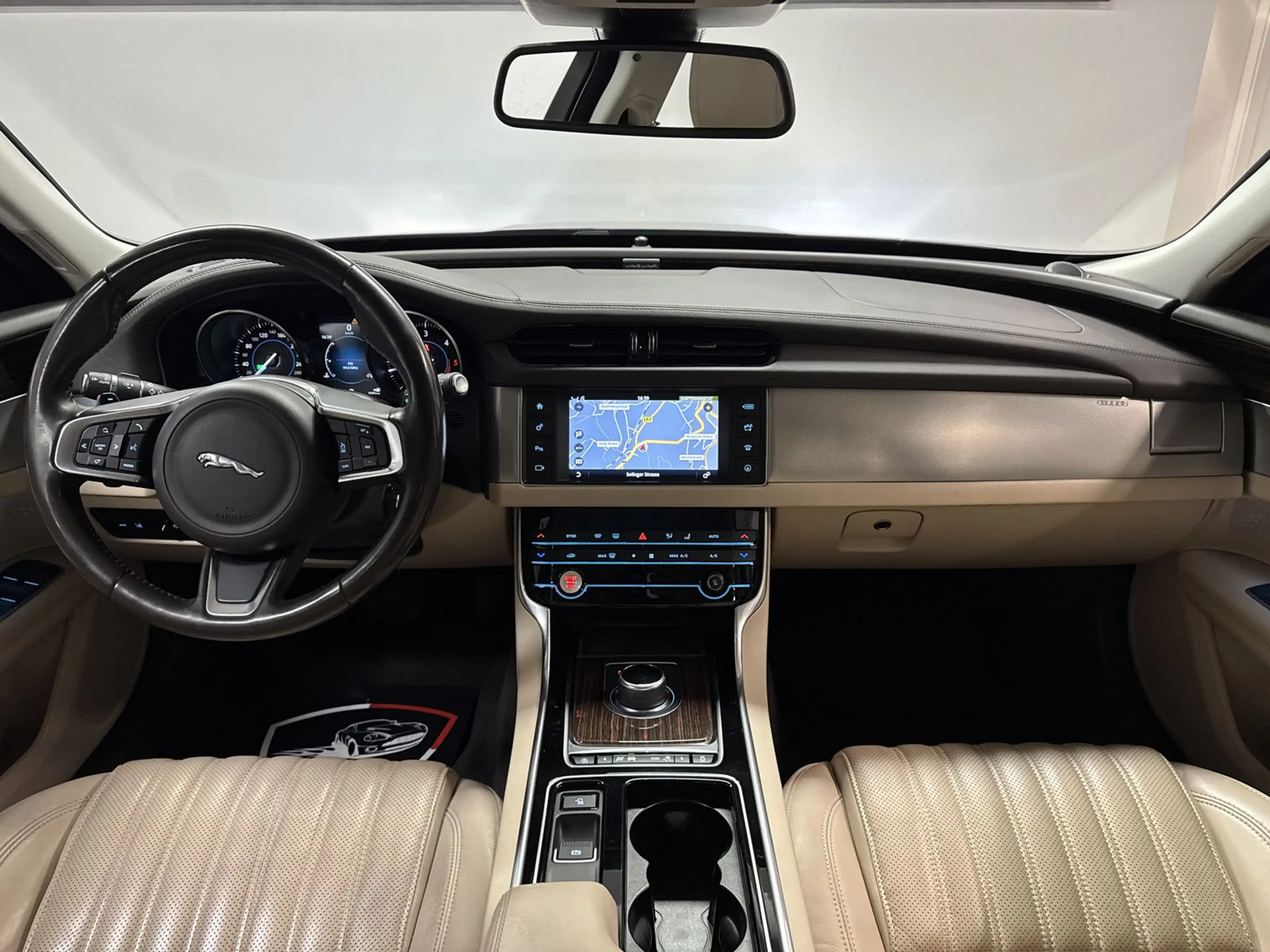 Jaguar XF Portfolio — photo 8