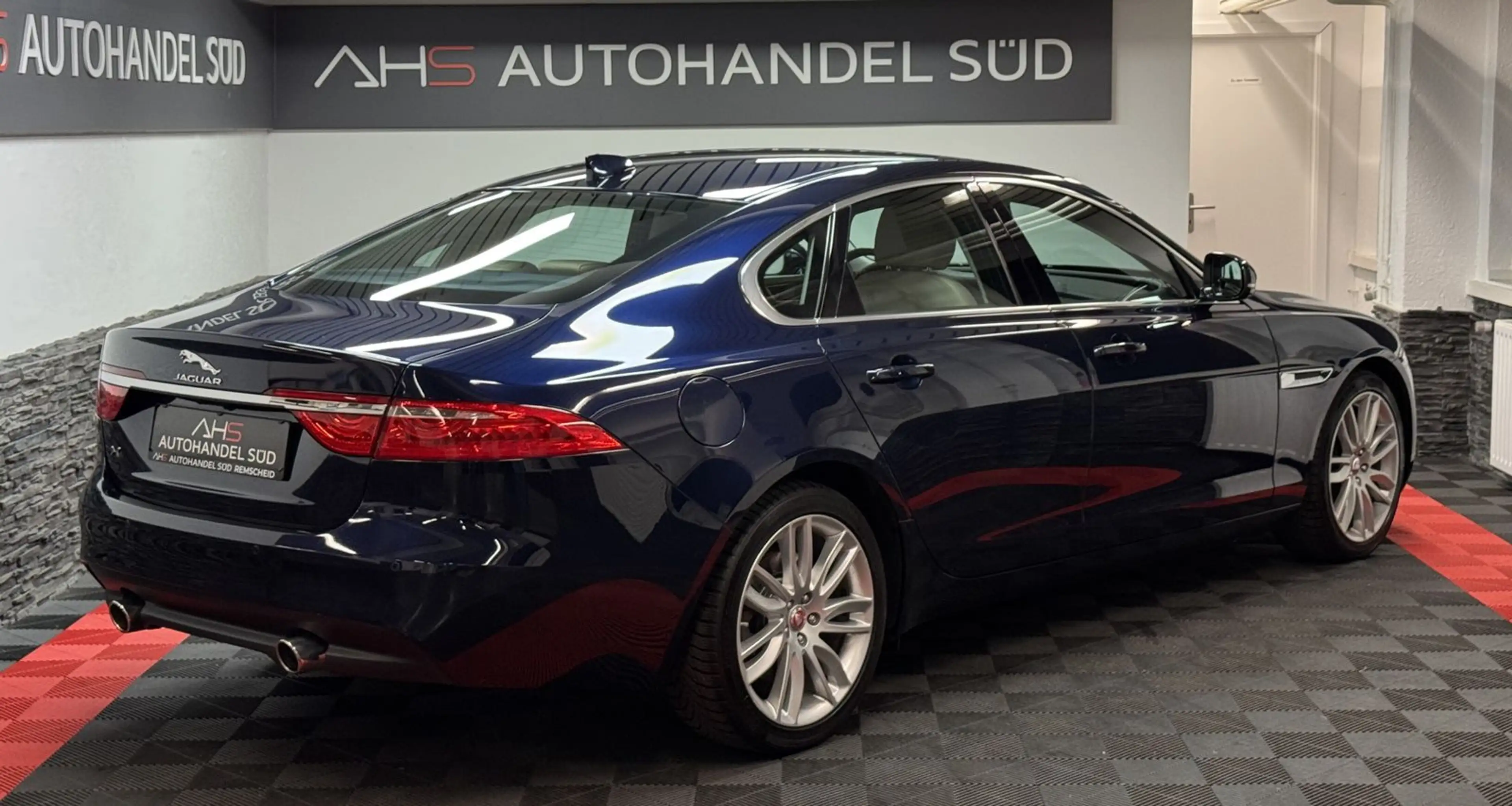 Jaguar XF Portfolio — photo 5