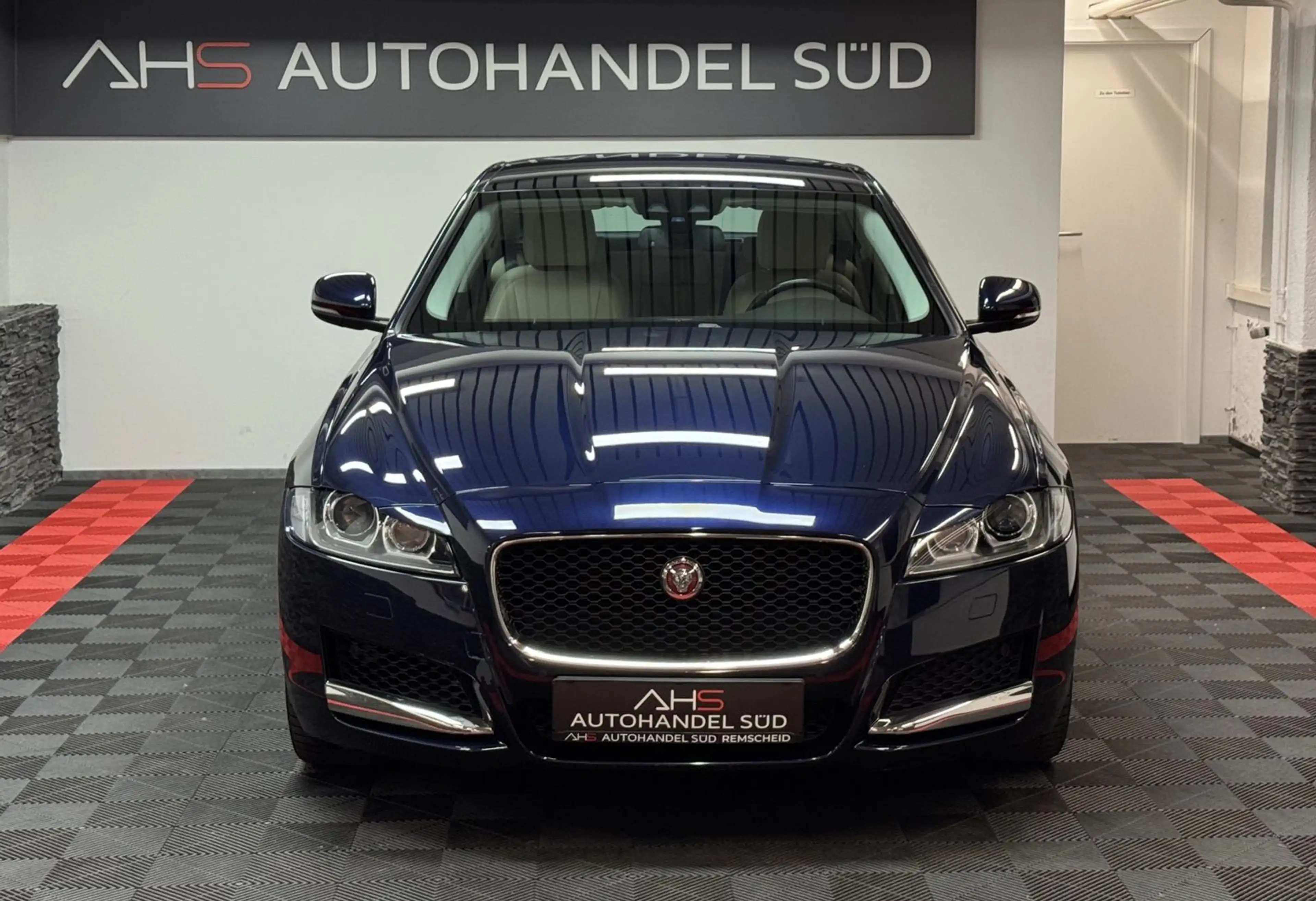 Jaguar XF Portfolio — photo 3
