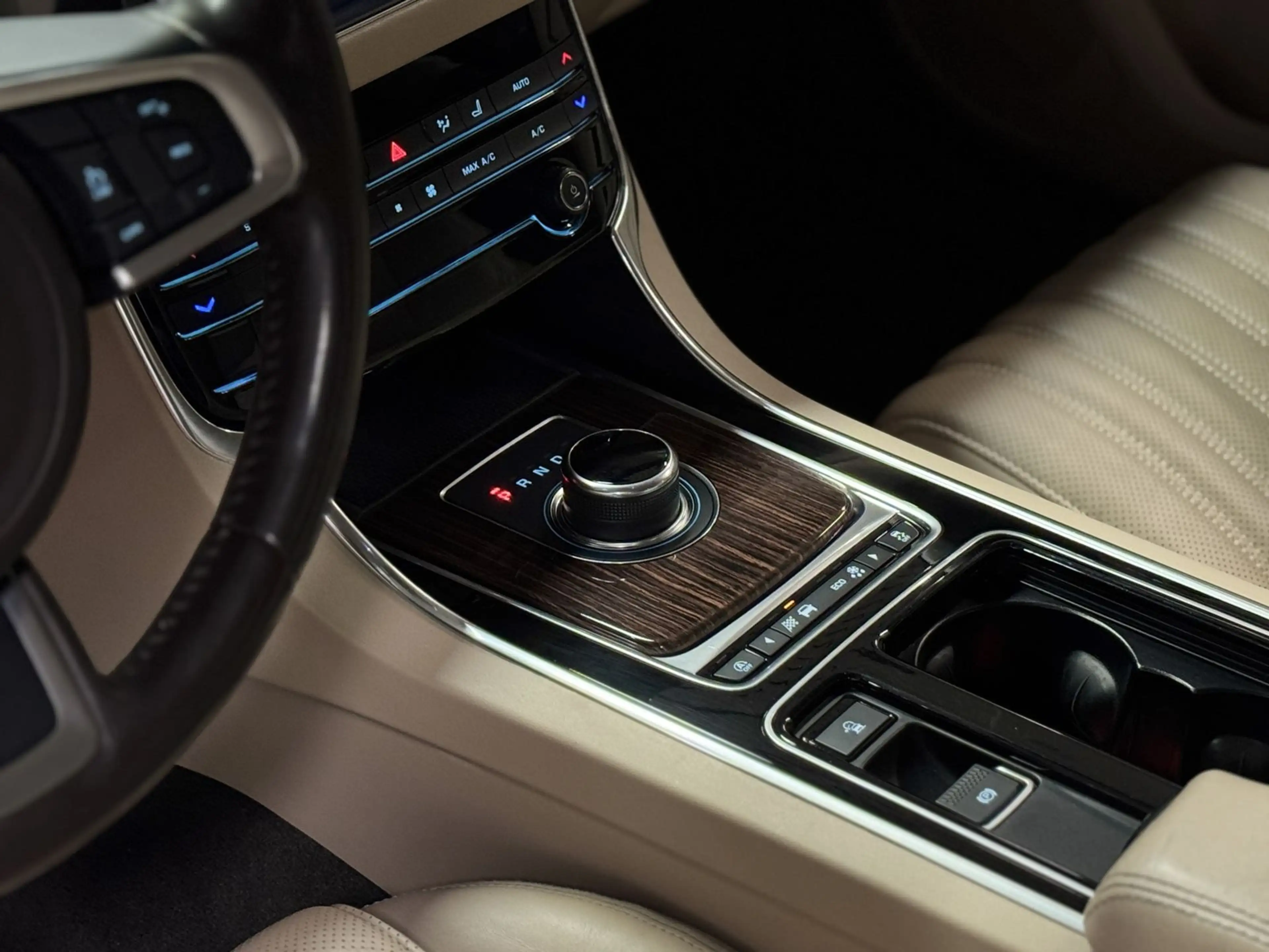 Jaguar XF Portfolio — photo 12