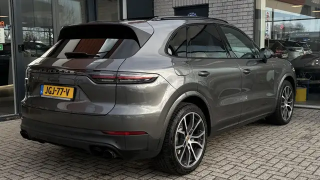 Porsche Cayenne view 4
