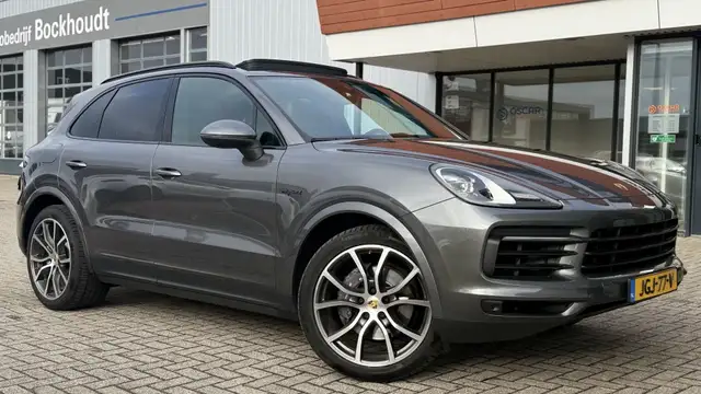 Porsche Cayenne view 7
