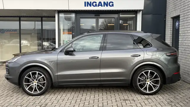 Porsche Cayenne view 2