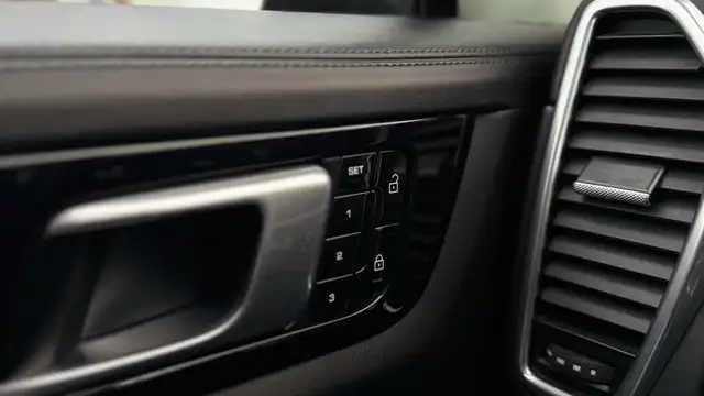 Porsche Cayenne view 22