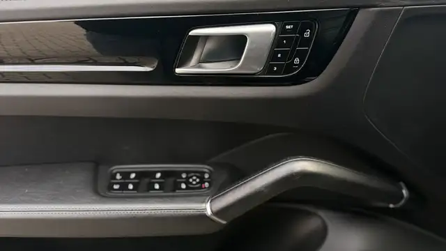 Porsche Cayenne view 20