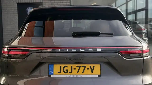 Porsche Cayenne view 8