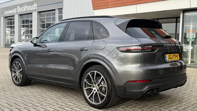Porsche Cayenne view 3